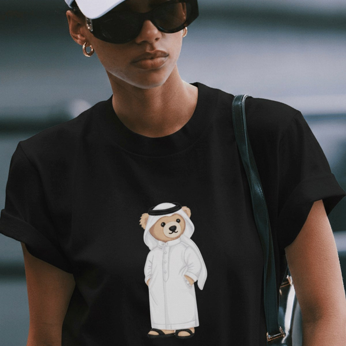 Kadın Oversize Tişört Qatari Bear White Baskılı Siyah – Bisiklet Yaka, Rahat Kalıp, %100 Pamuk