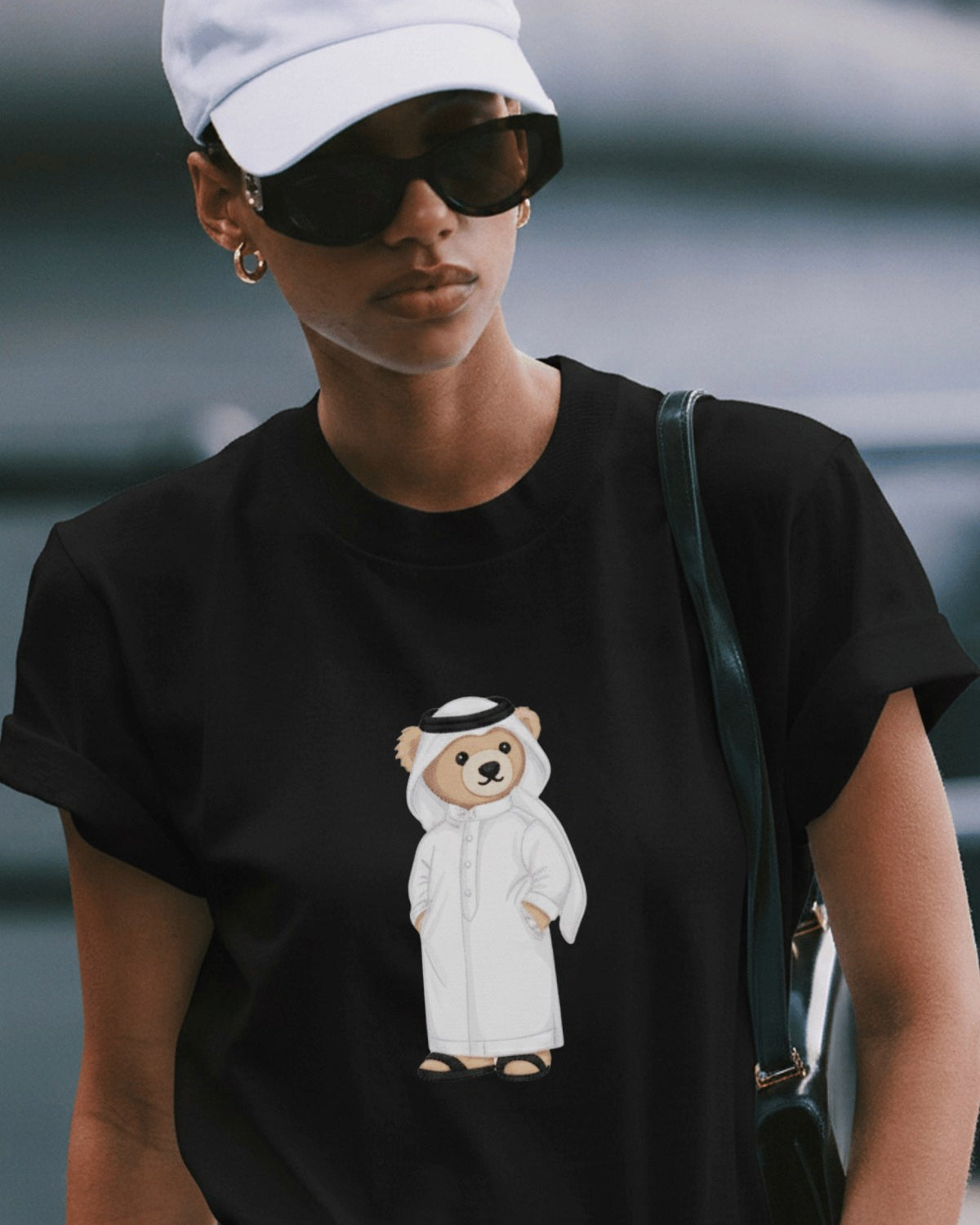 Kadın Oversize Tişört Qatari Bear White Baskılı Siyah – Bisiklet Yaka, Rahat Kalıp, %100 Pamuk