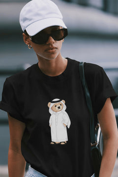 Kadın Oversize Tişört Qatari Bear White Baskılı Siyah – Bisiklet Yaka, Rahat Kalıp, %100 Pamuk