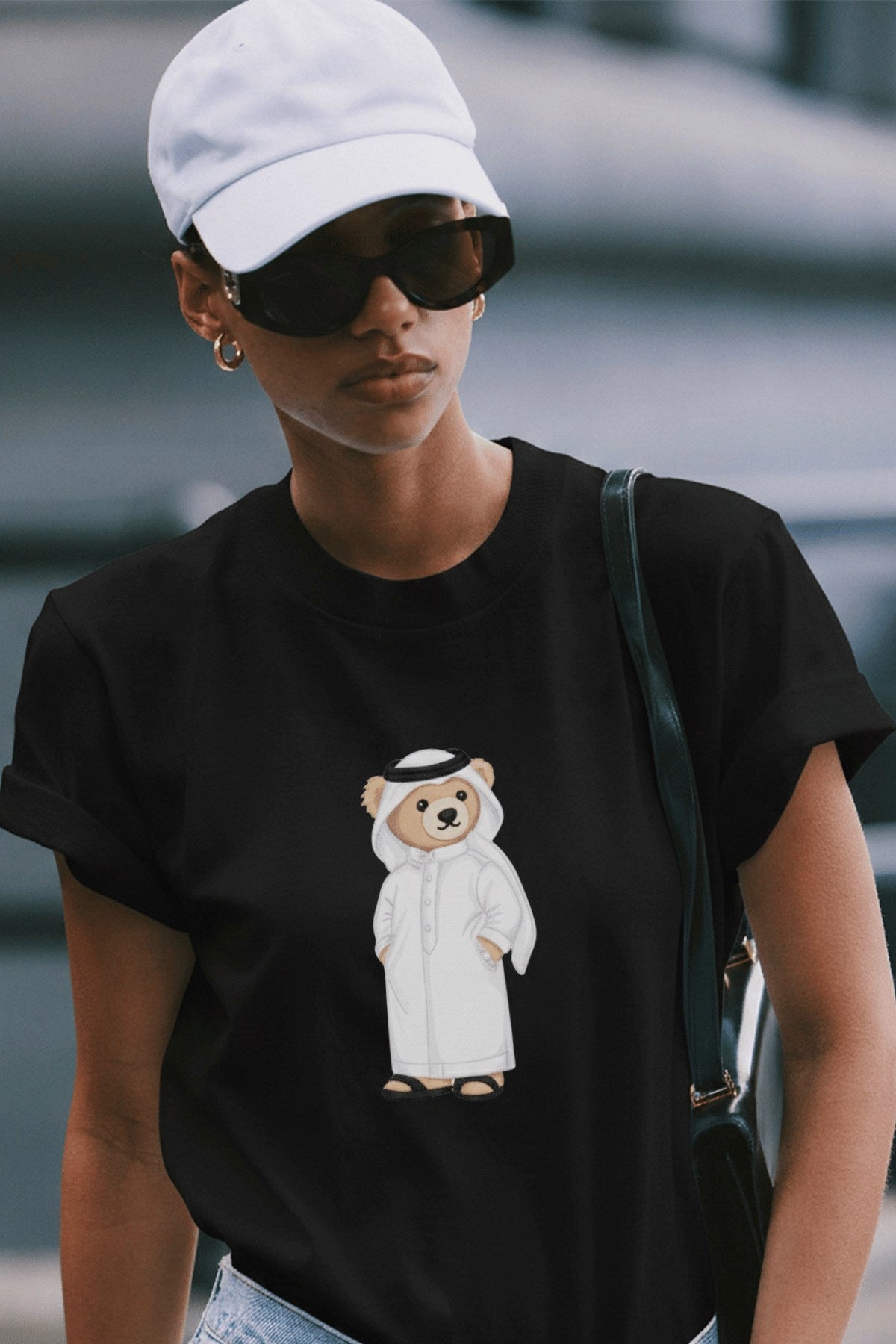 Kadın Oversize Tişört Qatari Bear White Baskılı Siyah – Bisiklet Yaka, Rahat Kalıp, %100 Pamuk