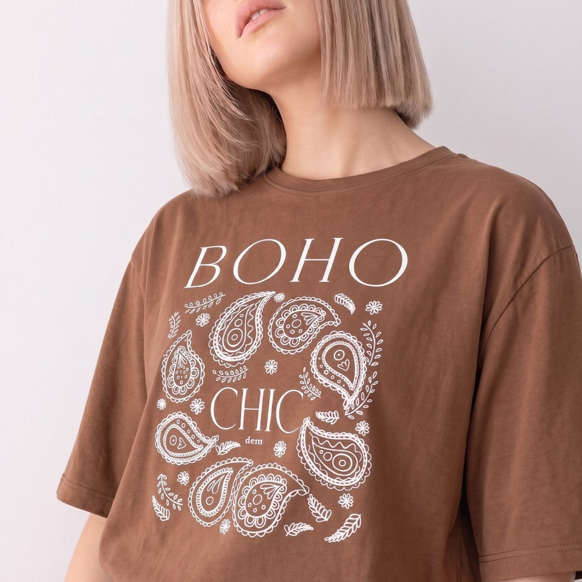 Kadın Oversize Tişört Boho Chic Baskılı Kahverengi – Bisiklet Yaka, Rahat Kalıp, %100 Pamuk
