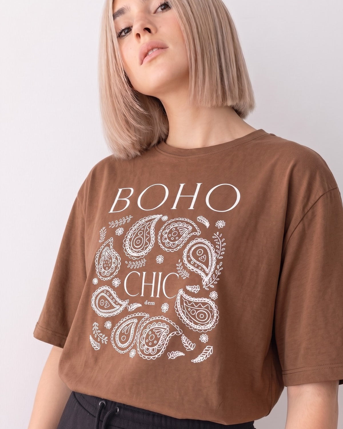 Kadın Oversize Tişört Boho Chic Baskılı Kahverengi – Bisiklet Yaka, Rahat Kalıp, %100 Pamuk