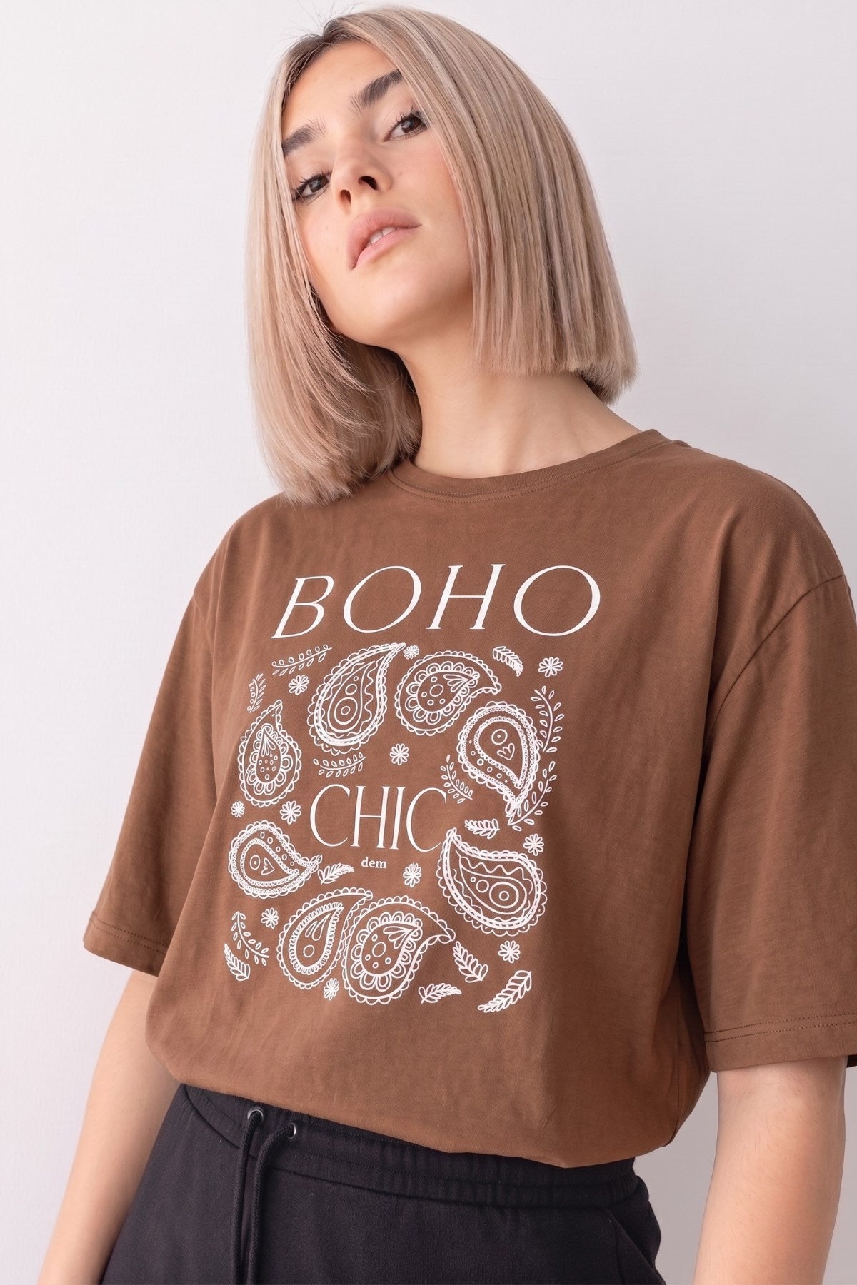 Kadın Oversize Tişört Boho Chic Baskılı Kahverengi – Bisiklet Yaka, Rahat Kalıp, %100 Pamuk
