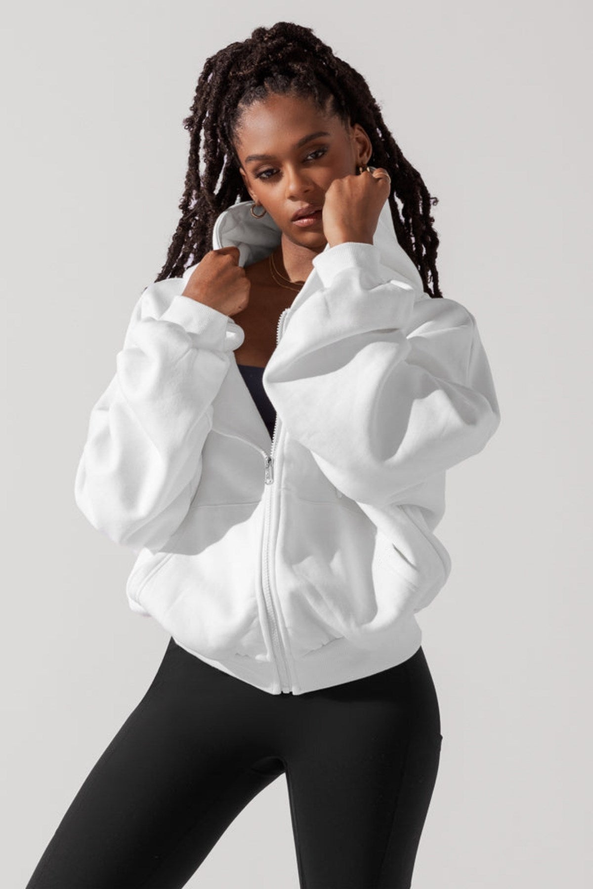 Kadın Beyaz Kapüşonlu Sweatshirt – Fermuarlı 3 İplik Şardonlu Oversize Spor Stil