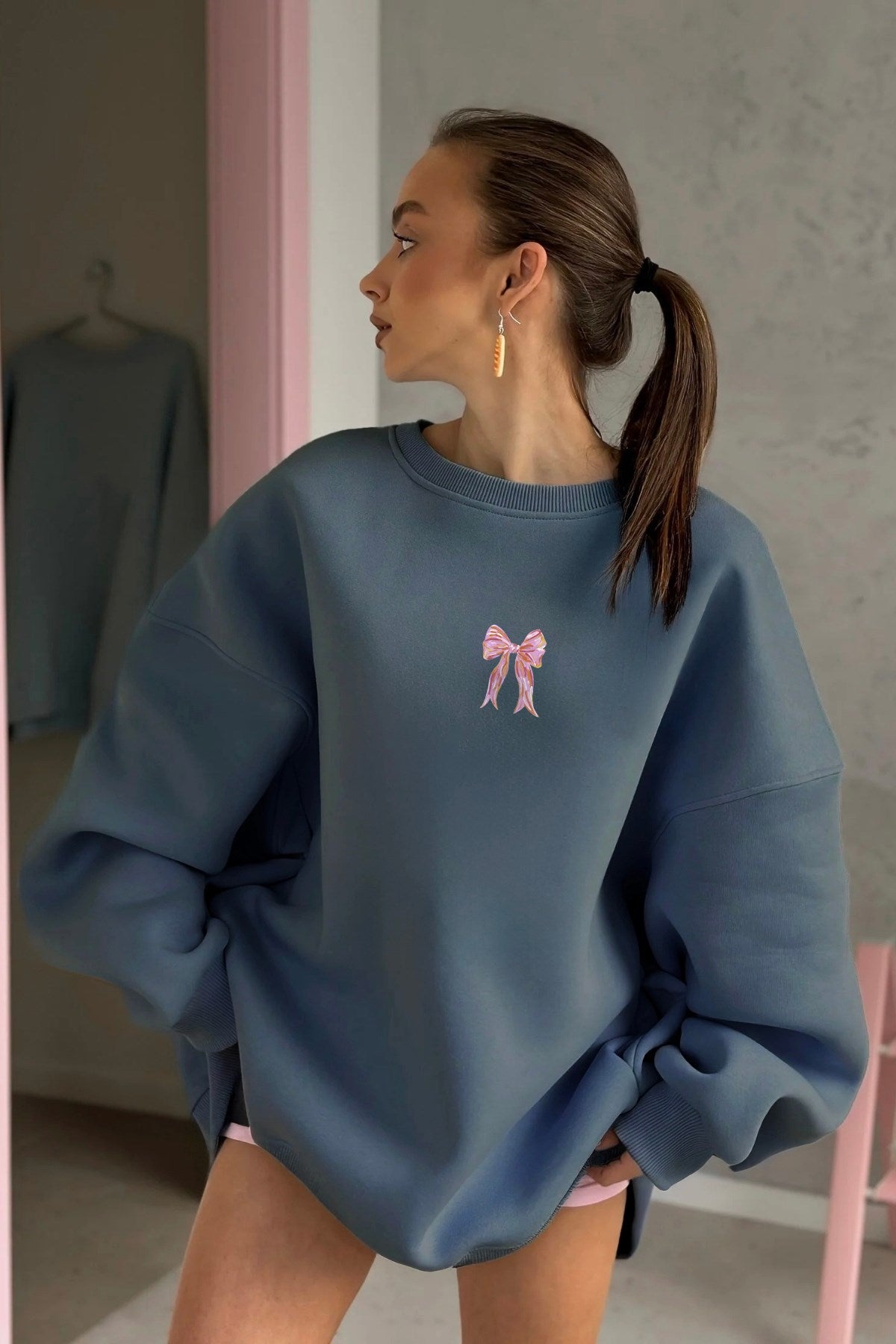 Kadın Oversize Sweat Elbise Pembe Kurdele Baskılı Marine – Bisiklet Yaka, 3 İplik Şardonlu Polar