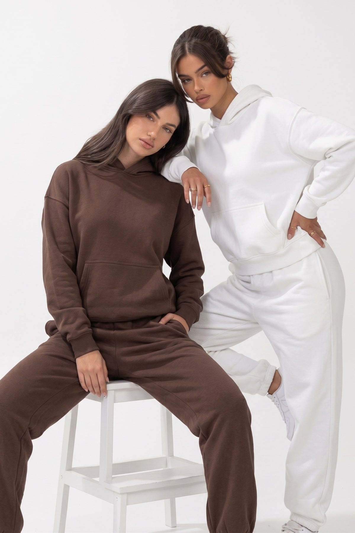 Unisex 2’li Oversize Basic Hoodie Beyaz & Kahverengi – Kapüşonlu, Cepli, 3 İplik Şardonlu Polar