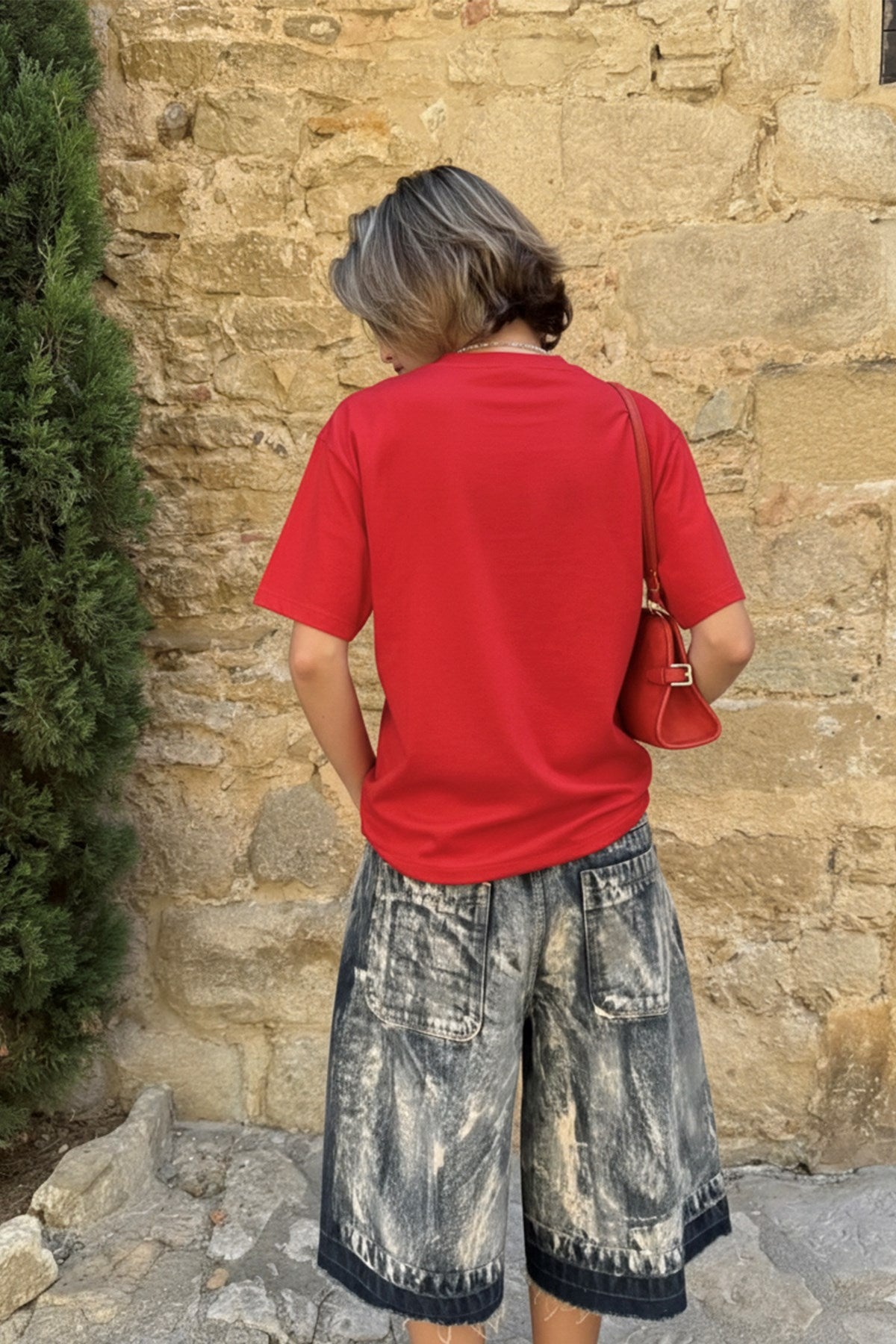 Kadın Oversize Tişört Trench Bear Baskılı Kırmızı – Bisiklet Yaka, Rahat Kalıp, %100 Pamuk