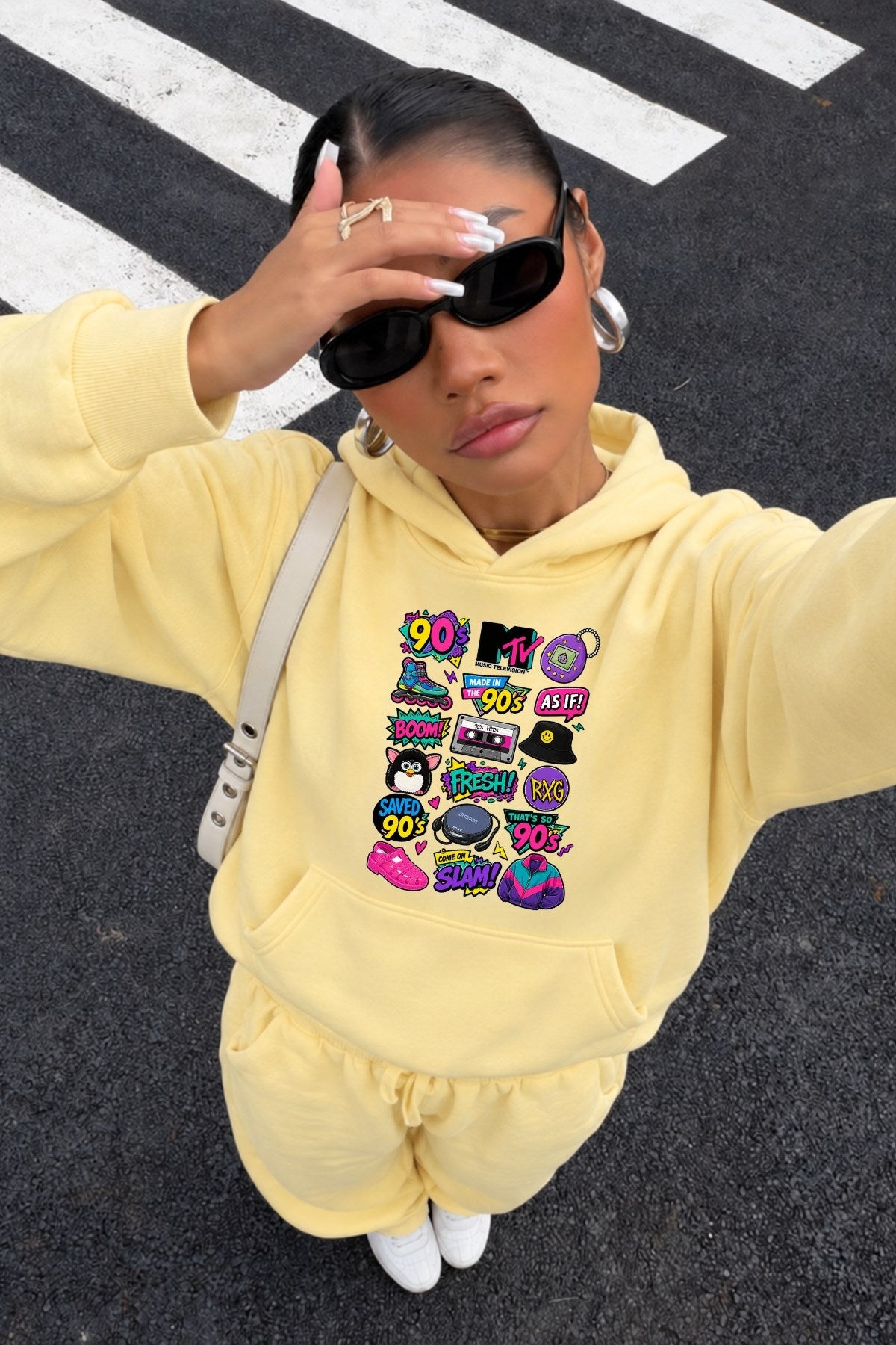 Kadın Oversize Hoodie Sweatshirt 90s Pop Patch Baskılı Sarı – Kapüşonlu, Kanguru Cepli, 3 İplik
