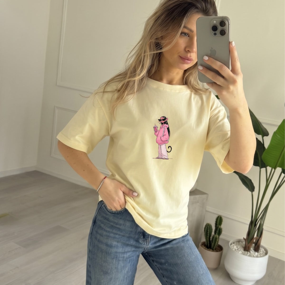 Kadın Oversize Tişört Pink Kitty Club Baskılı Sarı – Bisiklet Yaka, Rahat Kalıp, %100 Pamuk
