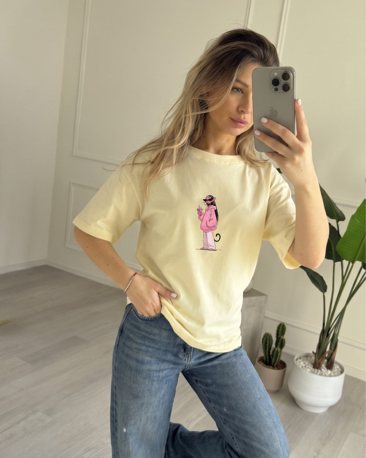 Kadın Oversize Tişört Pink Kitty Club Baskılı Sarı – Bisiklet Yaka, Rahat Kalıp, %100 Pamuk