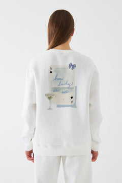 Kadın Oversize Sweatshirt How Lucky Are We Baskılı Beyaz – Bisiklet Yaka, 3 İplik Şardonlu Polar