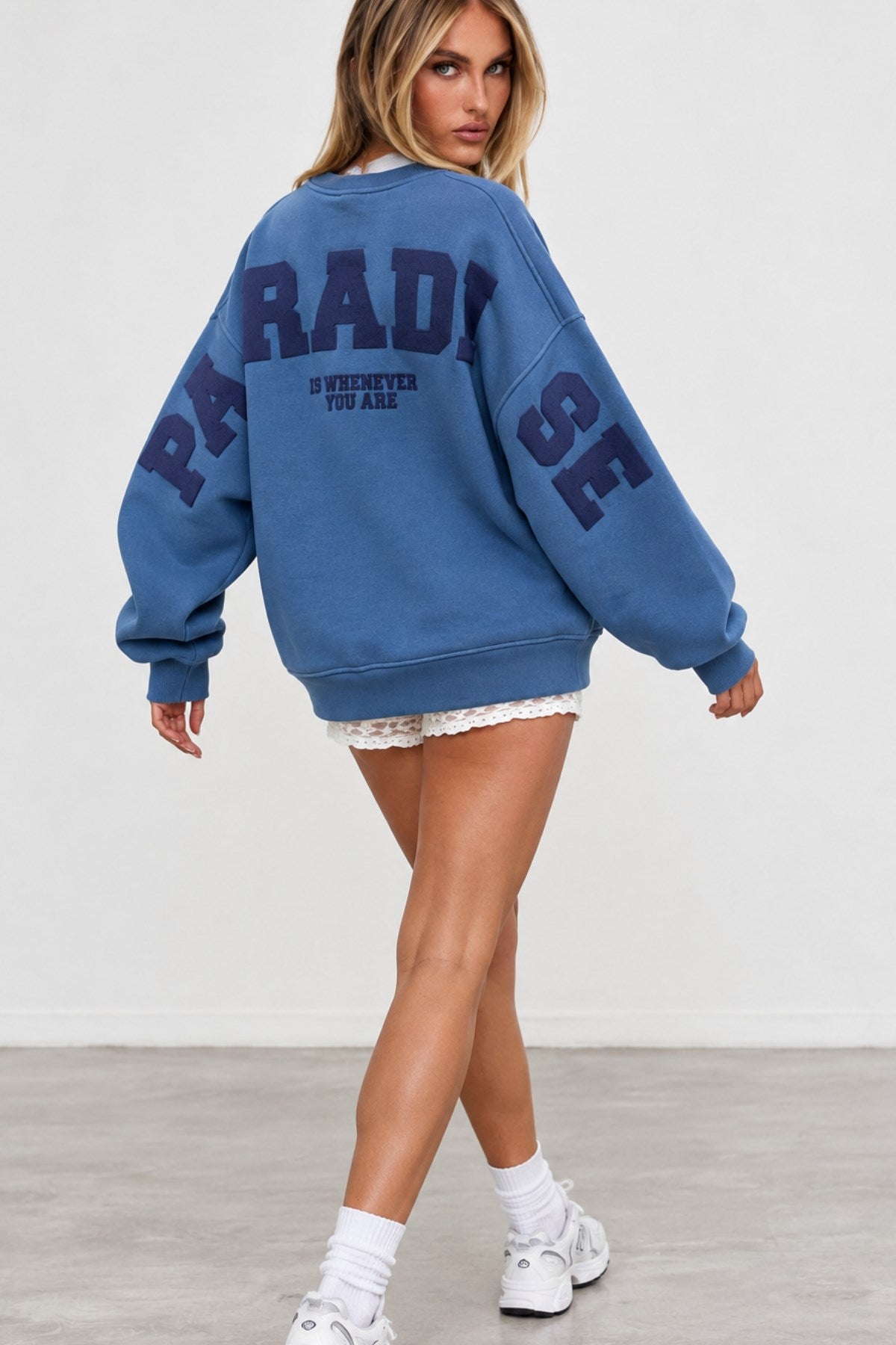 Kadın Oversize Sweatshirt Paradise Varsity Kabartma Baskılı Marine – Bisiklet Yaka, 3 İplik Şardonlu Polar