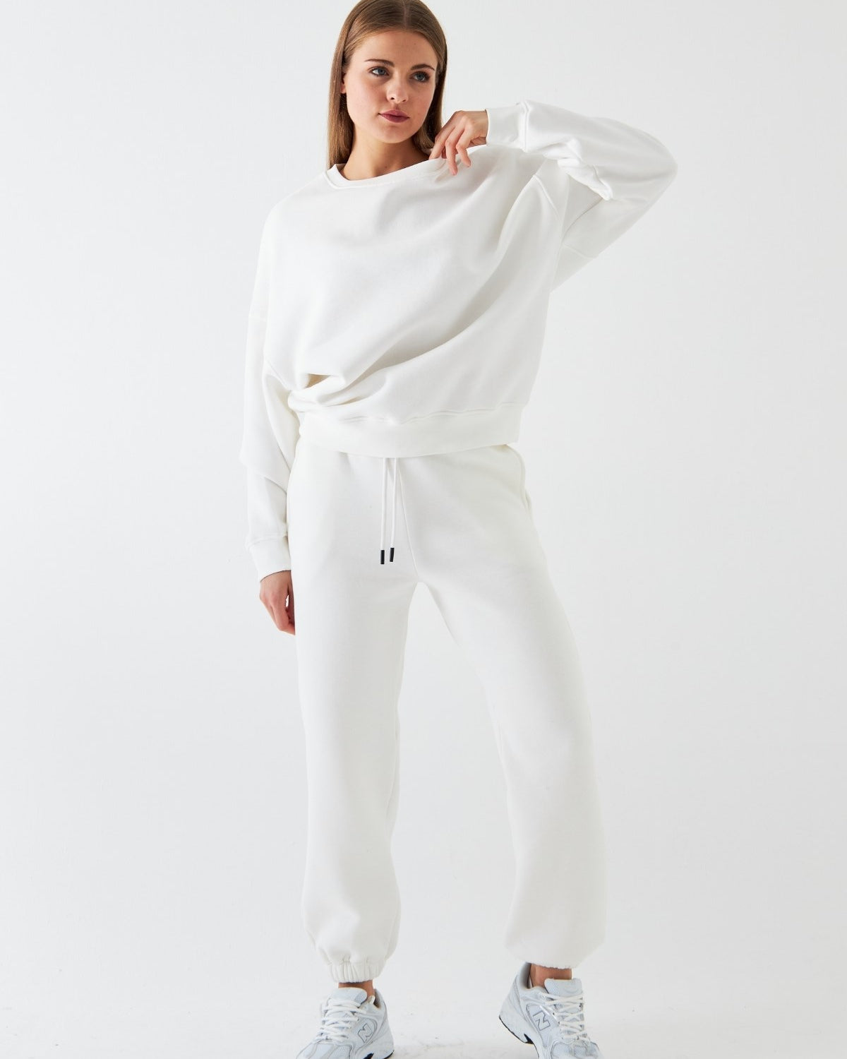 Unisex Oversize Eşofman Takımı Basic Beyaz – Bisiklet Yaka, Lastikli Paça, 3 İplik Şardonlu Polar