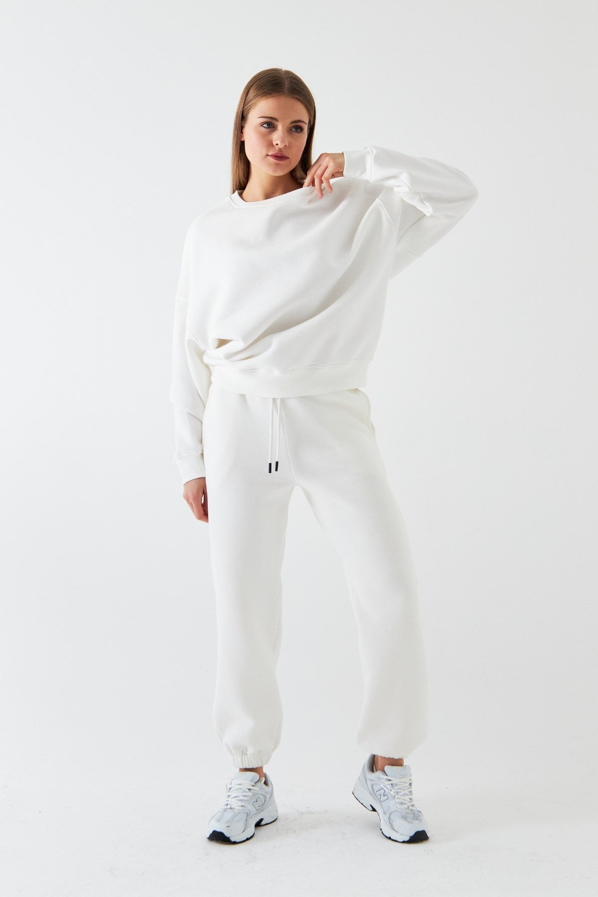 Unisex Oversize Eşofman Takımı Basic Beyaz – Bisiklet Yaka, Lastikli Paça, 3 İplik Şardonlu Polar