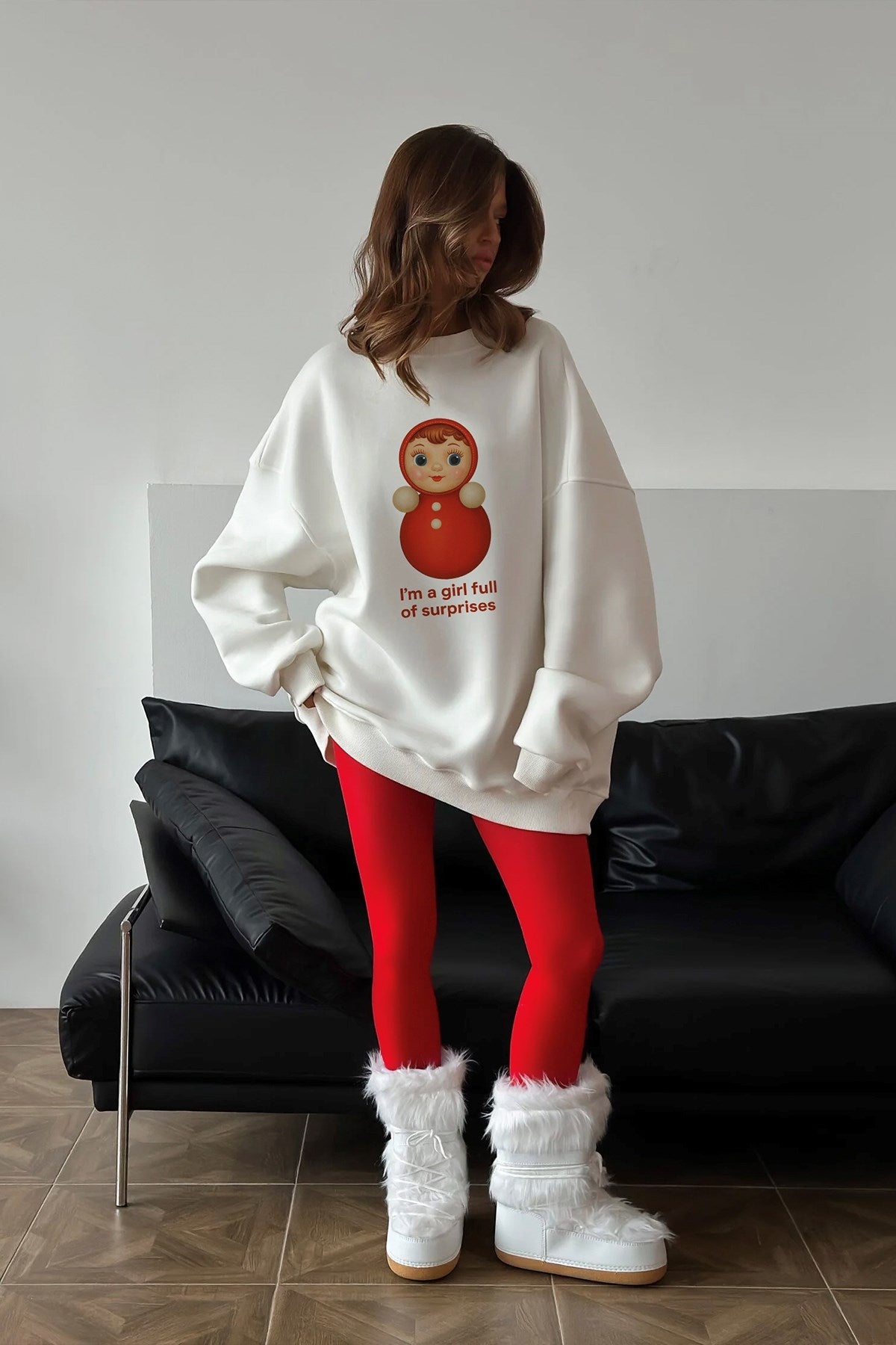 Kadın Oversize Sweatshirt Elbise Matryoshka Girl Baskılı Beyaz – Bisiklet Yaka, 3 İplik Polar
