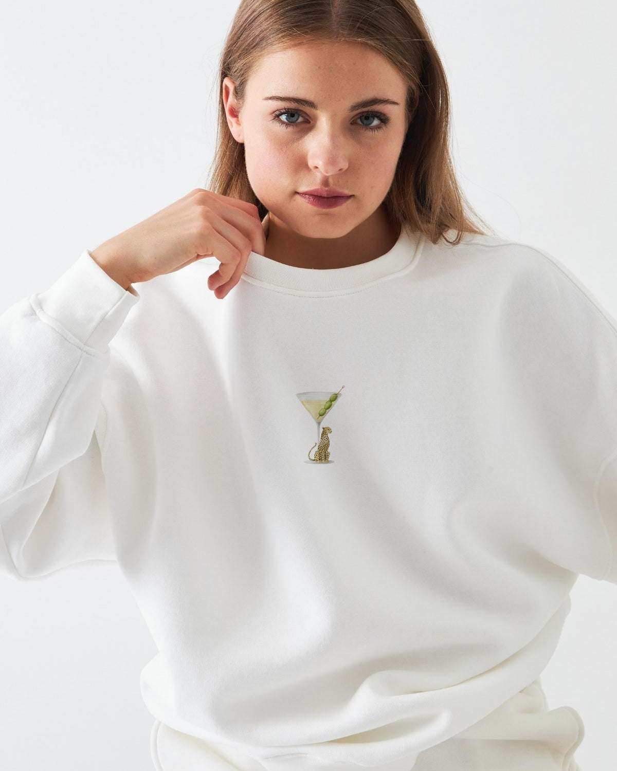 Kadın Oversize Sweatshirt Martini Leopard Baskılı Beyaz – Bisiklet Yaka, 3 İplik Şardonlu Polar