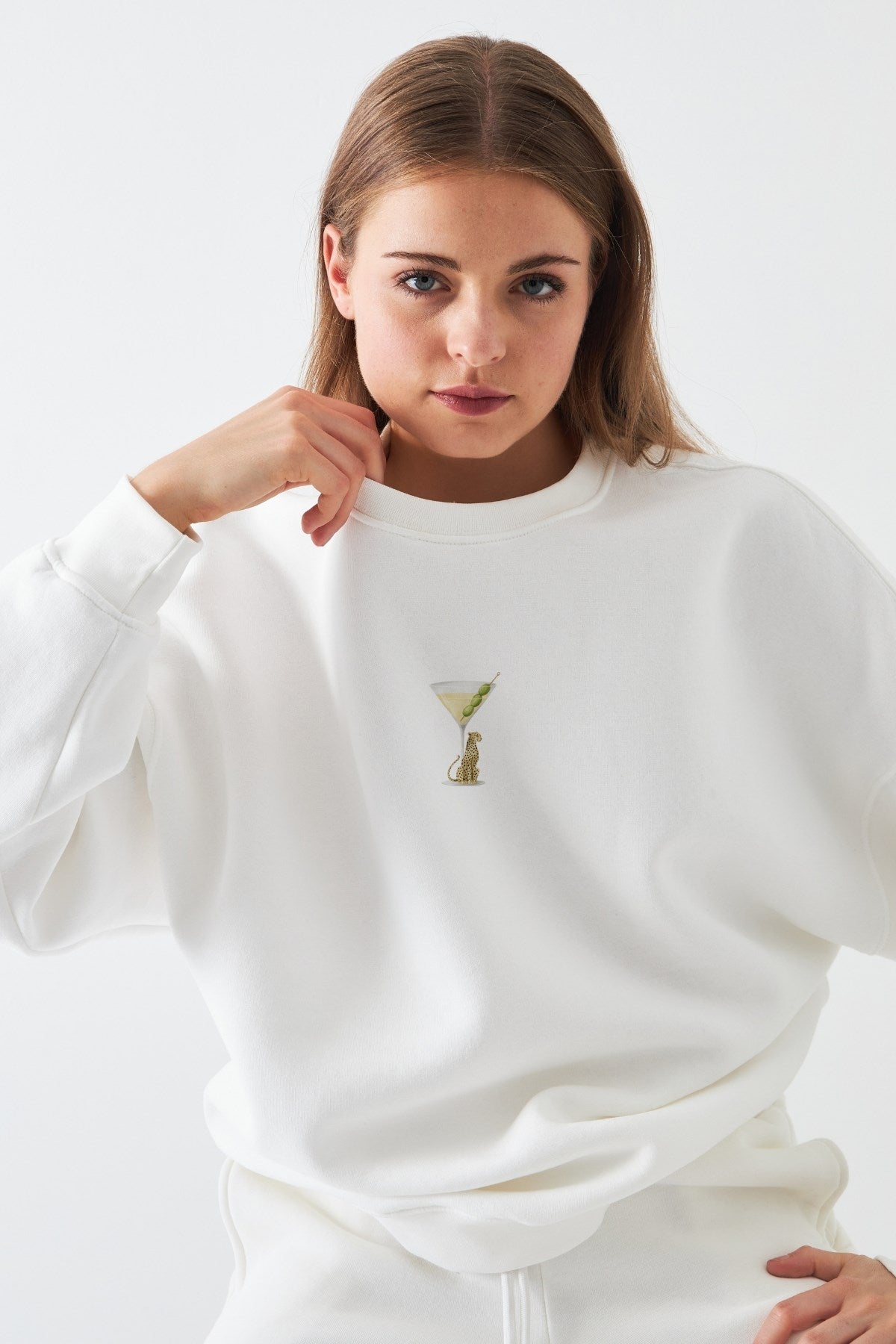Kadın Oversize Sweatshirt Martini Leopard Baskılı Beyaz – Bisiklet Yaka, 3 İplik Şardonlu Polar