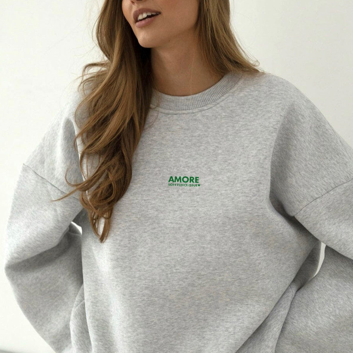 Kadın Oversize Sweatshirt AMORE  Gri – Bisiklet Yaka, 3 İplik Şardounlu Polar