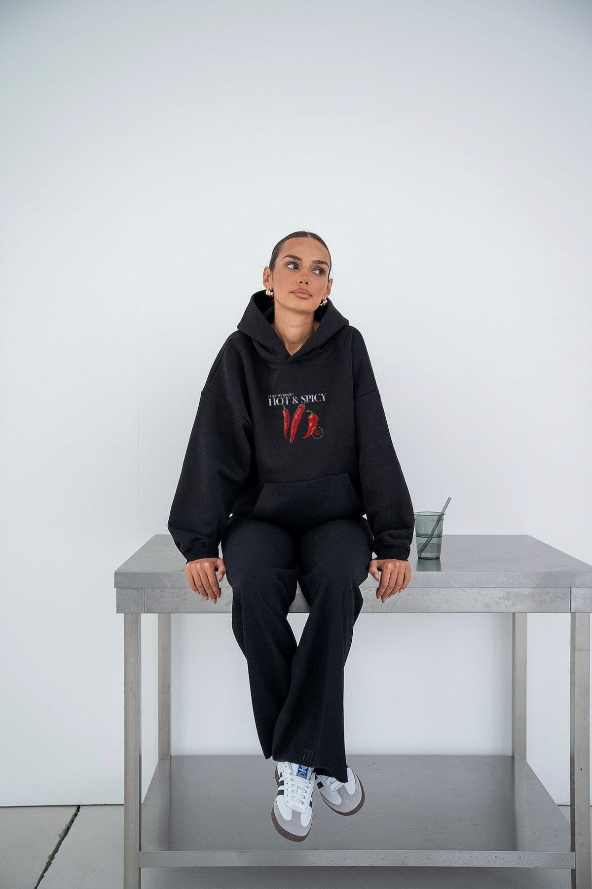 Kadın Oversize Sweatshirt Hoodie Hot & Spicy Baskılı Siyah – Kapüşonlu, 3 İplik Şardonlu Polar