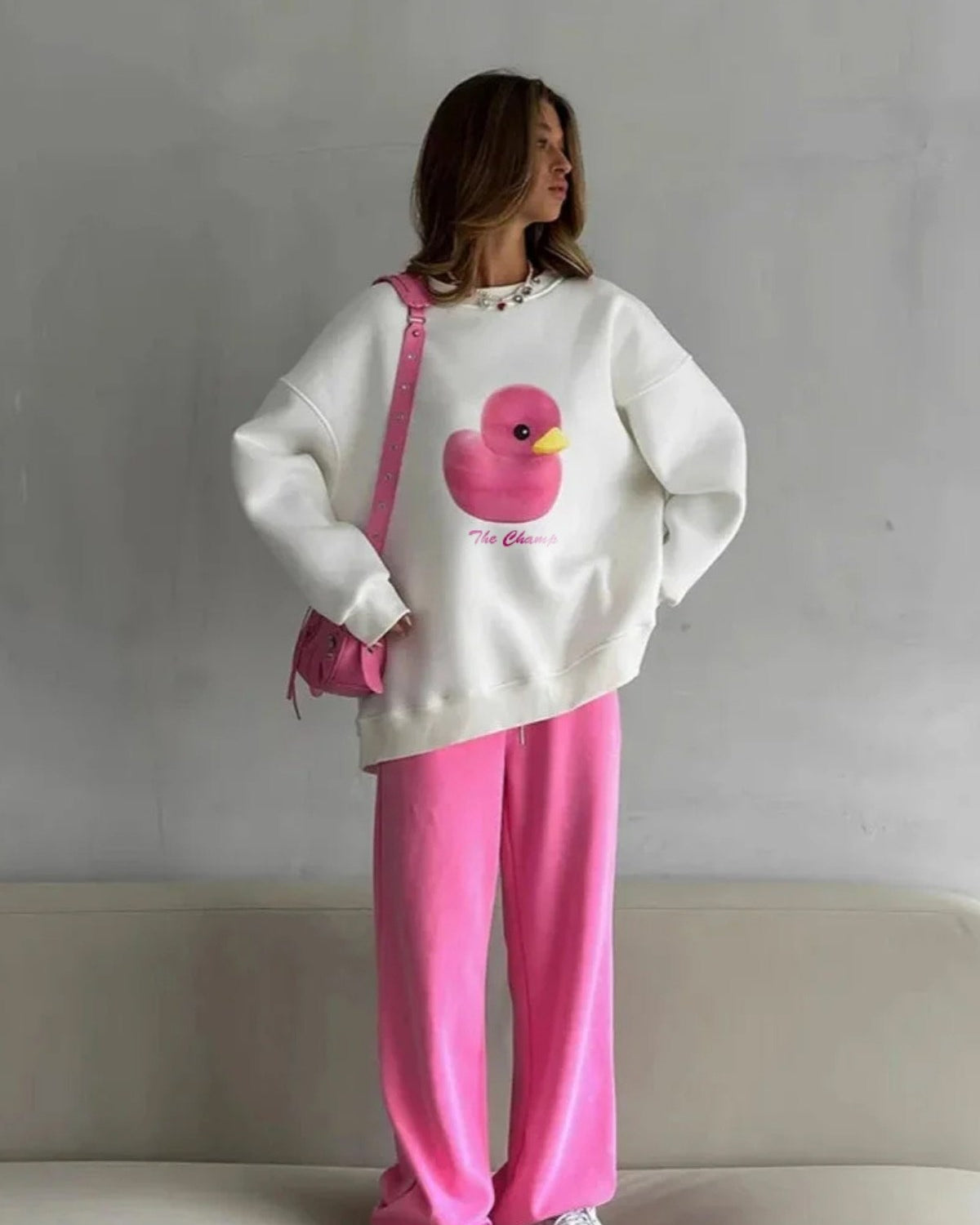 Kadın Beyaz Bisiklet Yaka Sweatshirt – Pembe Ördek Baskılı 3 İplik Şardonlu Oversize