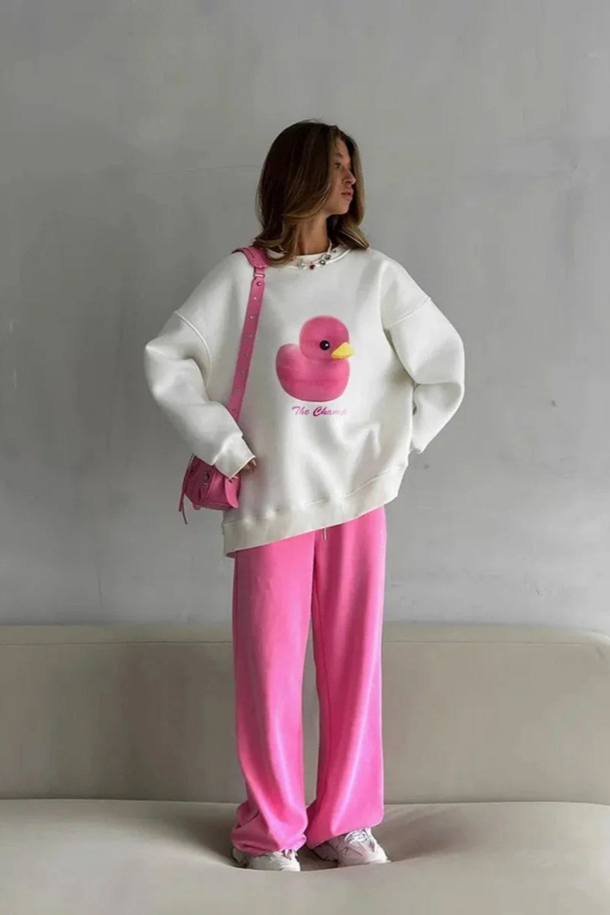 Kadın Beyaz Bisiklet Yaka Sweatshirt – Pembe Ördek Baskılı 3 İplik Şardonlu Oversize