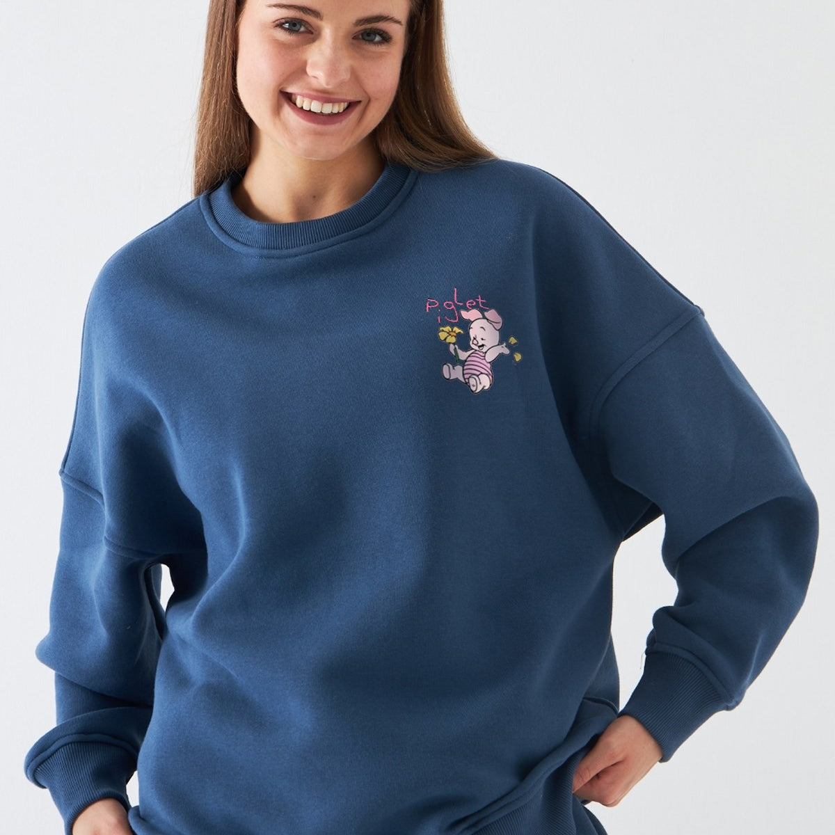 Kadın Oversize Sweatshirt Piglet Bloom Baskılı Marine – Bisiklet Yaka, 3 İplik Şardonlu Polar