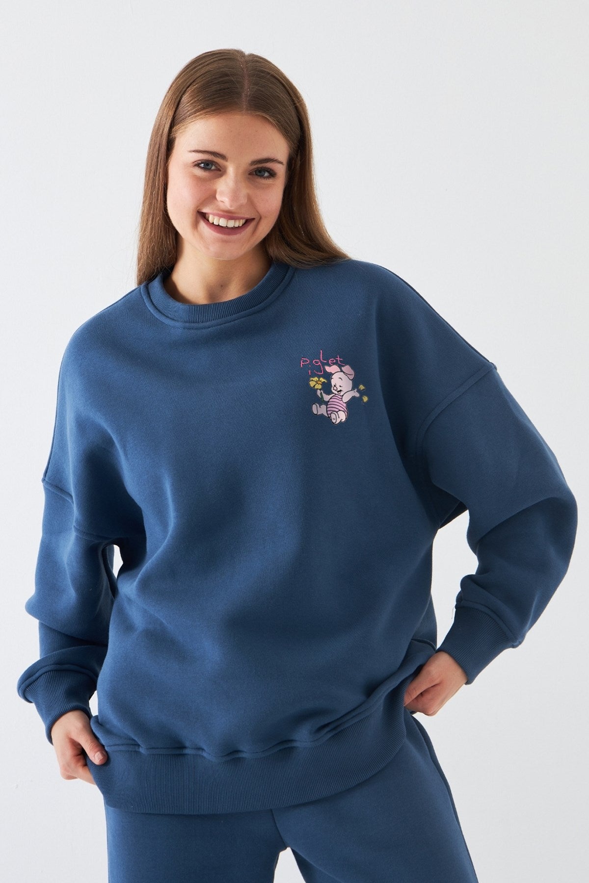 Kadın Oversize Sweatshirt Piglet Bloom Baskılı Marine – Bisiklet Yaka, 3 İplik Şardonlu Polar