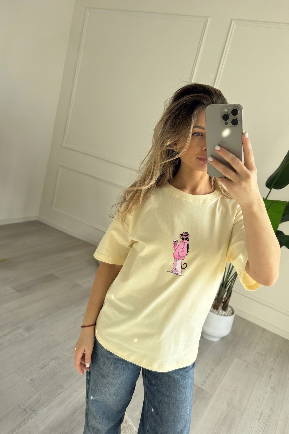 Kadın Oversize Tişört Pink Kitty Club Baskılı Sarı – Bisiklet Yaka, Rahat Kalıp, %100 Pamuk