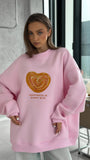 Kadın Oversize Sweatshirt Elbise Bakery Kalpli Palmier Baskılı Pembe – Bisiklet Yaka, 3 İplik Polar