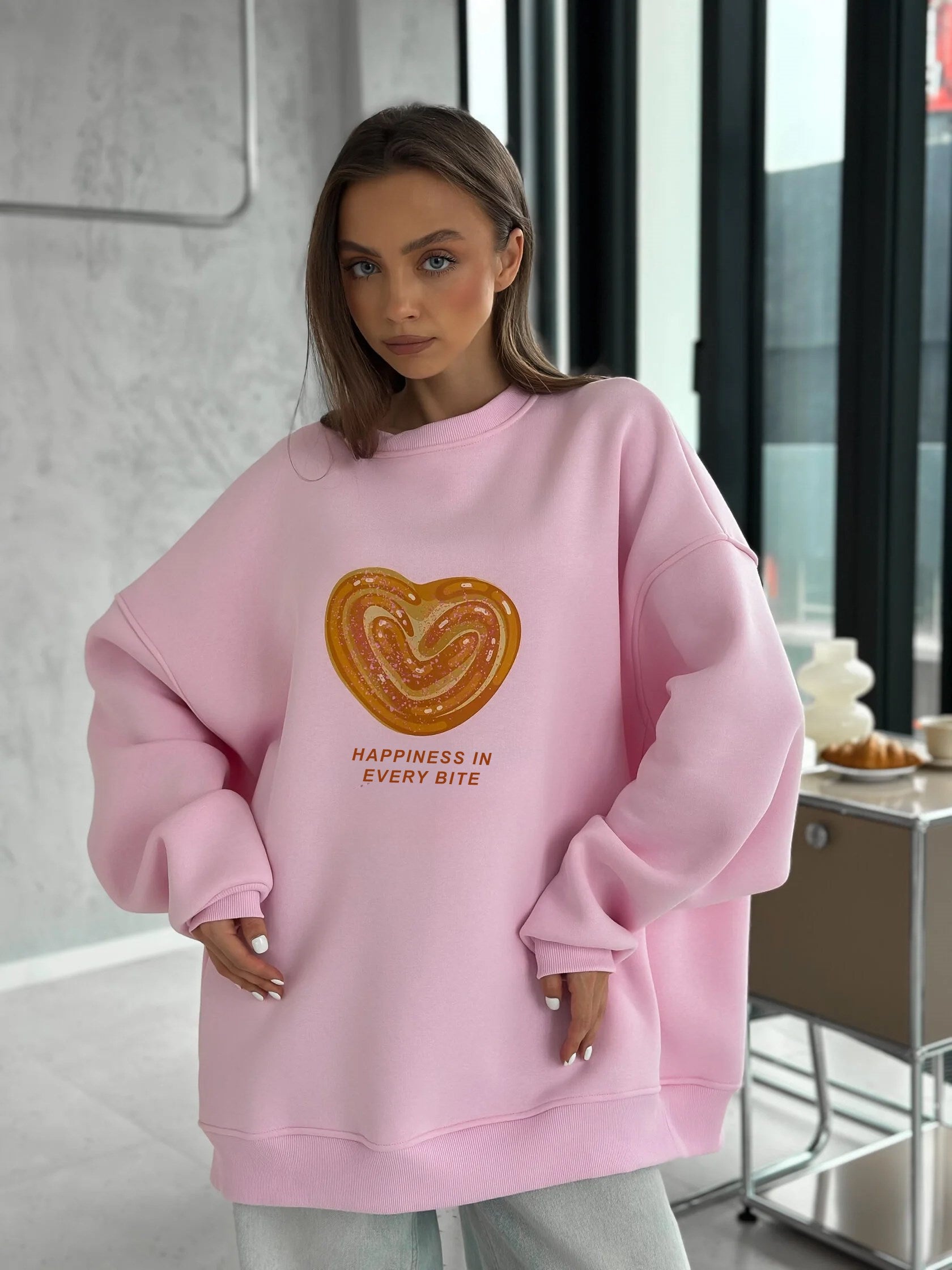 Kadın Oversize Sweatshirt Elbise Bakery Kalpli Palmier Baskılı Pembe – Bisiklet Yaka, 3 İplik Polar