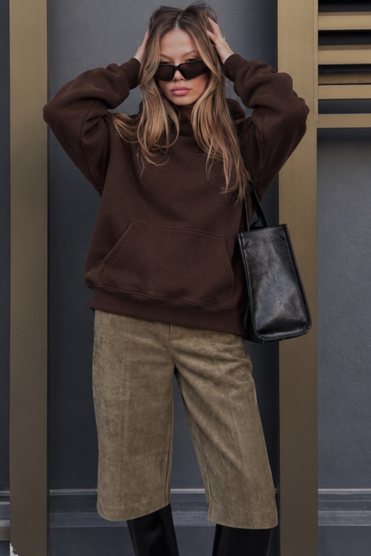 Kadın Oversize Hoodie Cry First Baskılı Kahverengi – Kapüşonlu, Kanguru Cepli, Düşük Omuz