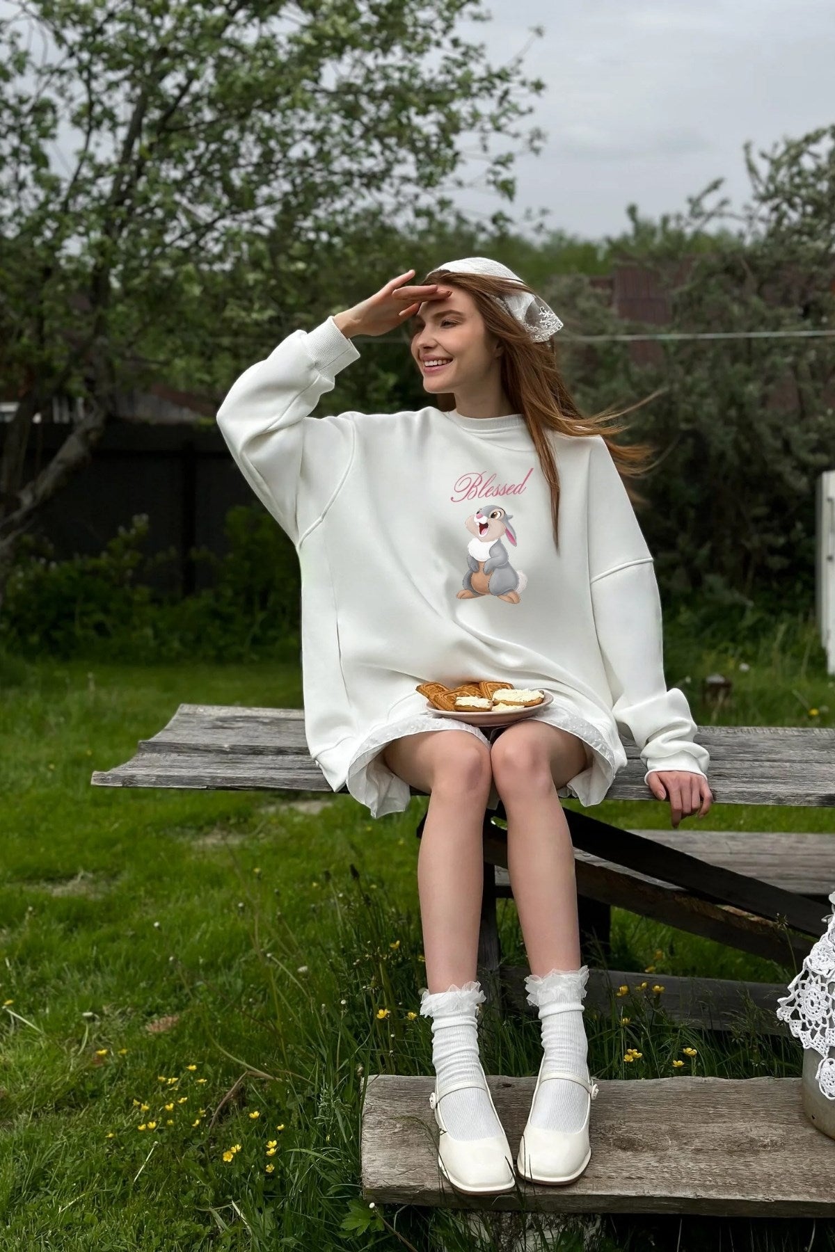 Kadın Oversize Sweatshirt Elbise Blessed Bunny Baskılı Beyaz – Bisiklet Yaka, 3 İplik Şardonlu Polar