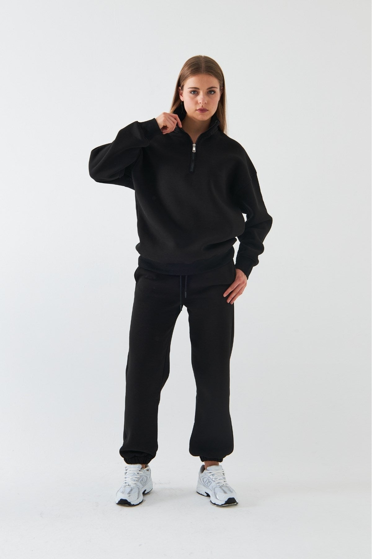 Unisex Oversize Eşofman Takımı Basic Siyah – Fermuarlı Dik Yaka, Lastikli Paça, 3 İplik Şardonlu Polar
