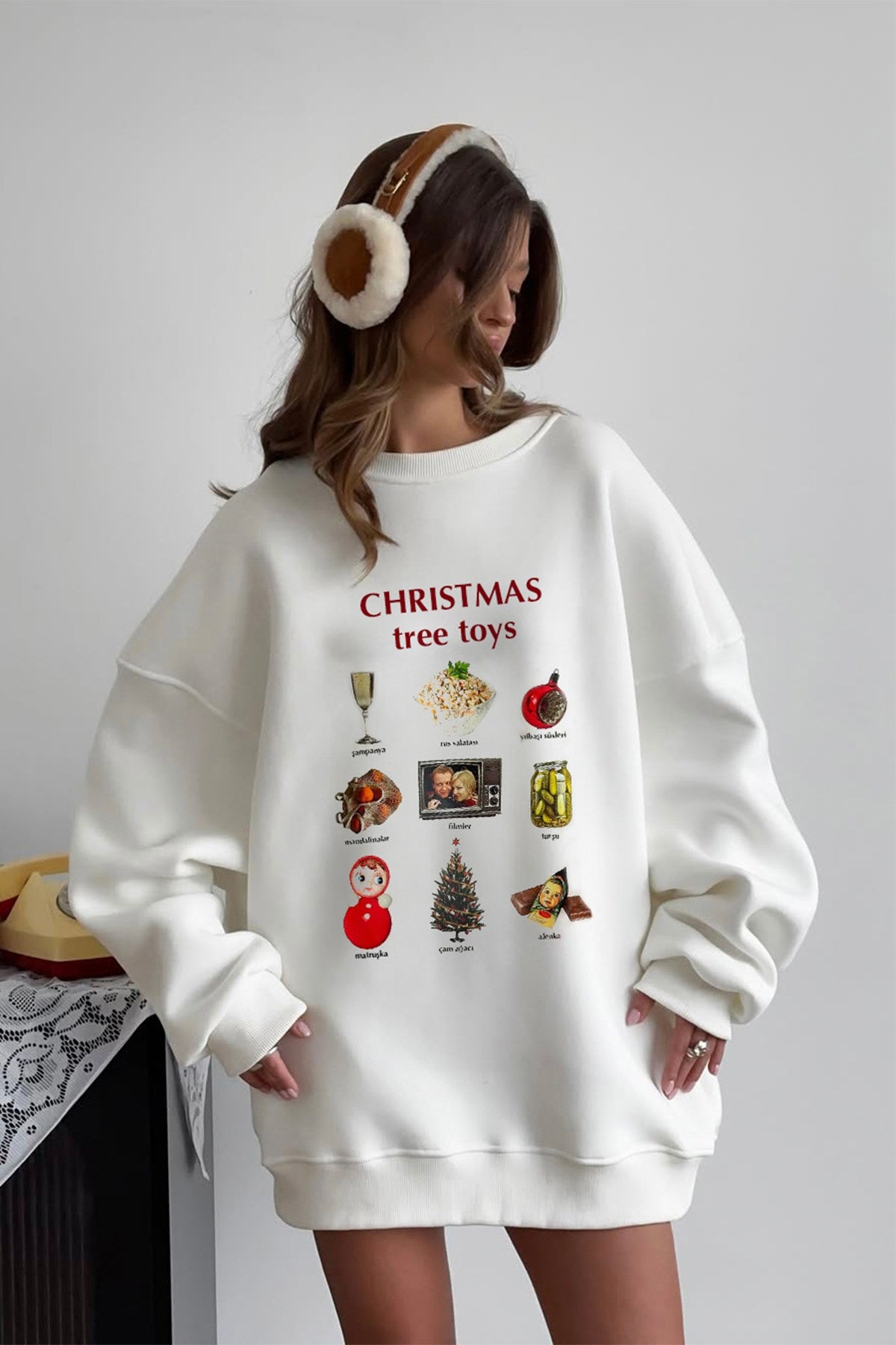 Kadın Oversize Sweatshirt Elbise Christmas Toys Baskılı Beyaz – Bisiklet Yaka, 3 İplik Polar