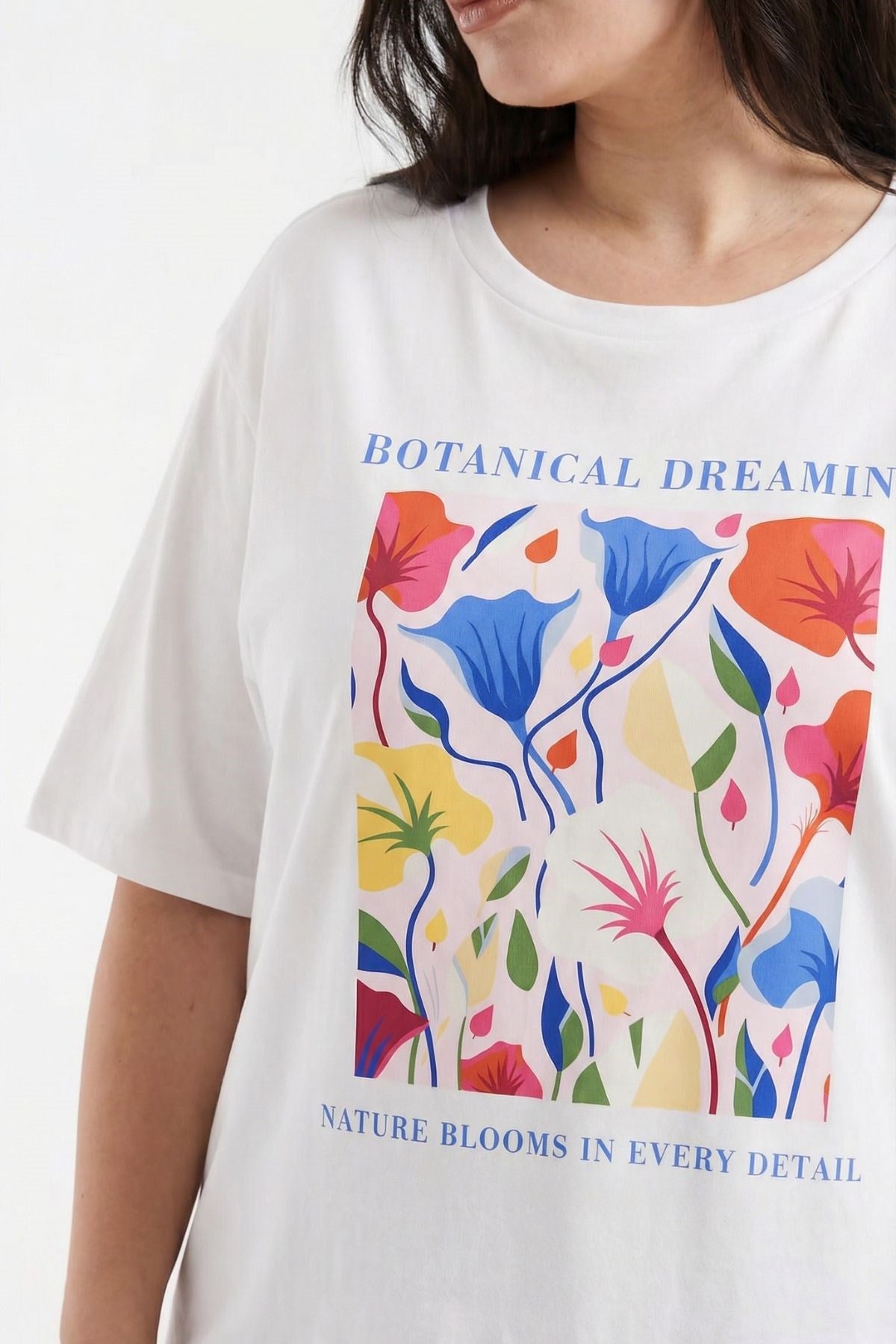 Kadın Double Oversize Tişört Botanical Dream Baskılı Beyaz – Bisiklet Yaka, Rahat Kalıp, %100 Pamuk