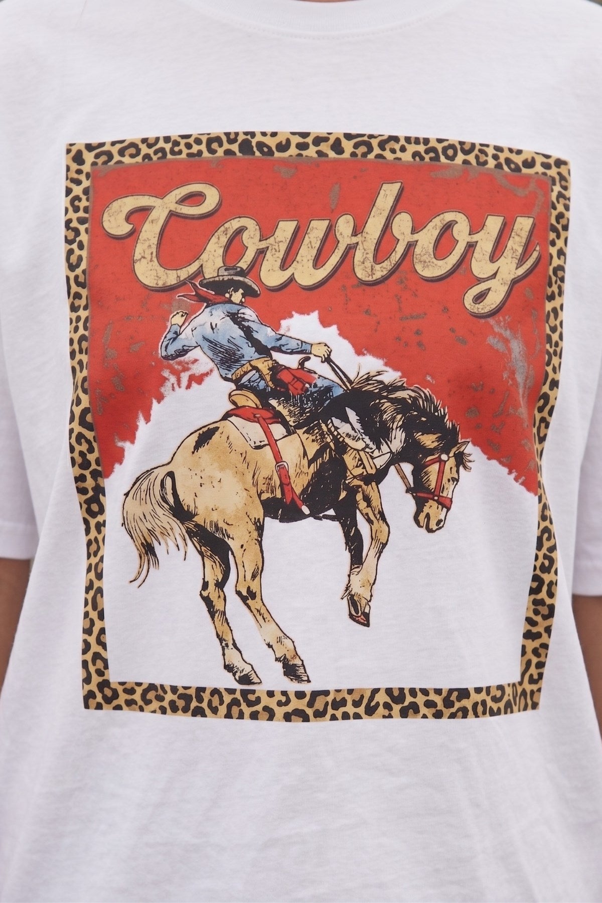 Kadın Oversize Tişört Western Rush Baskılı Beyaz – Bisiklet Yaka, Rahat Kalıp, %100 Pamuk