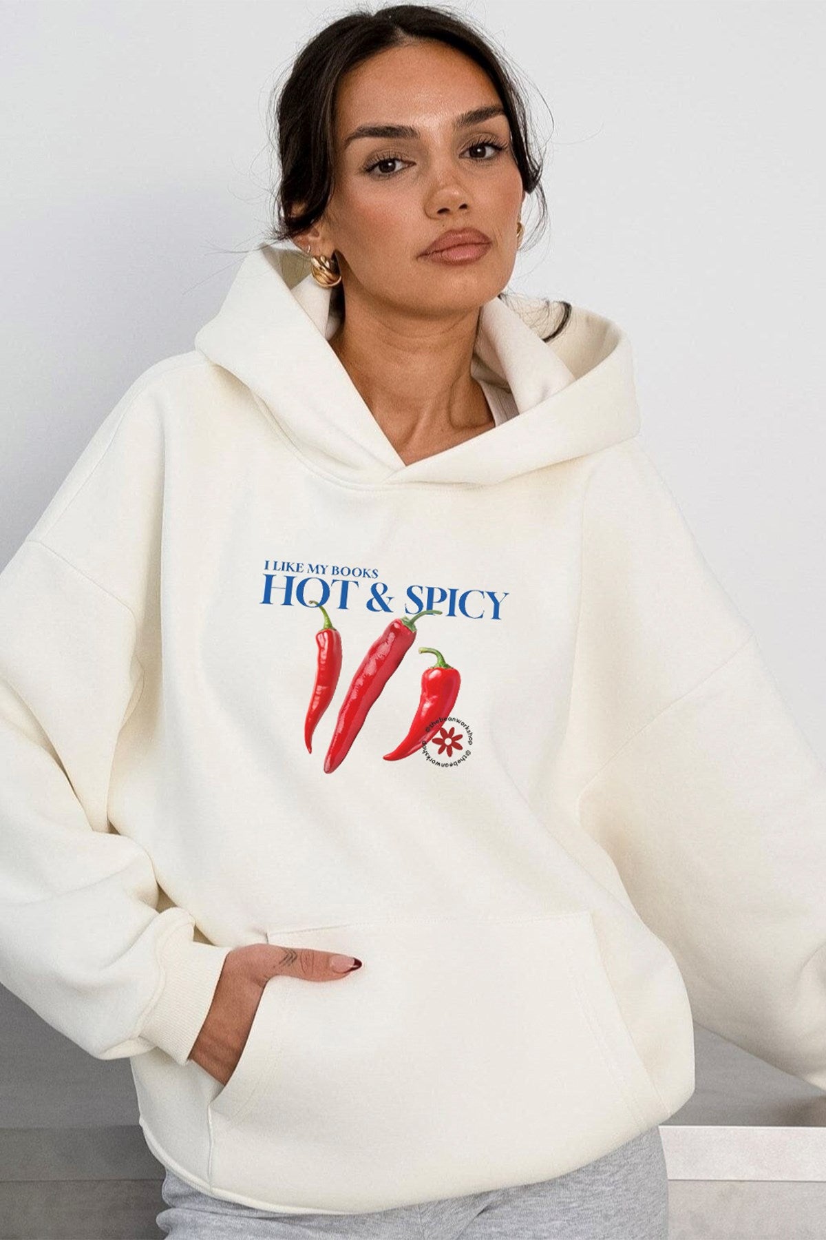 Kadın Oversize Sweatshirt Hoodie Hot & Spicy Baskılı Beyaz – Kapüşonlu, 3 İplik Şardonlu Polar