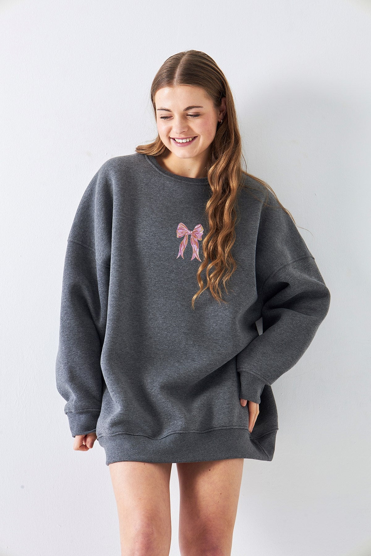 Kadın Oversize Sweat Elbise Pembe Kurdele Baskılı Füme Melanj – Bisiklet Yaka, 3İplik Şardonlu Polar