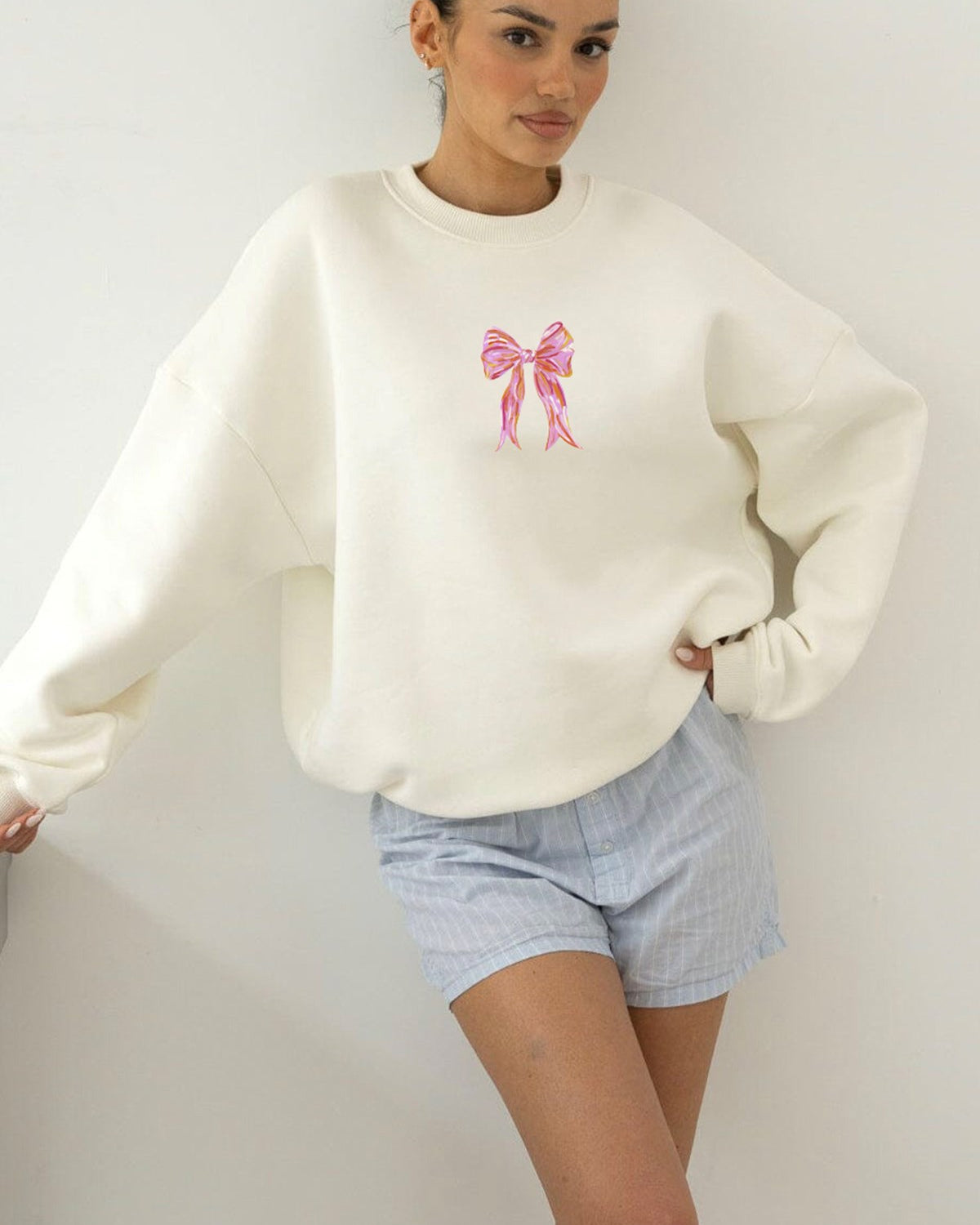 Kadın Oversize Sweatshirt Pembe Kurdele Baskılı Beyaz – Bisiklet Yaka, 3 İplik Şardonlu Polar