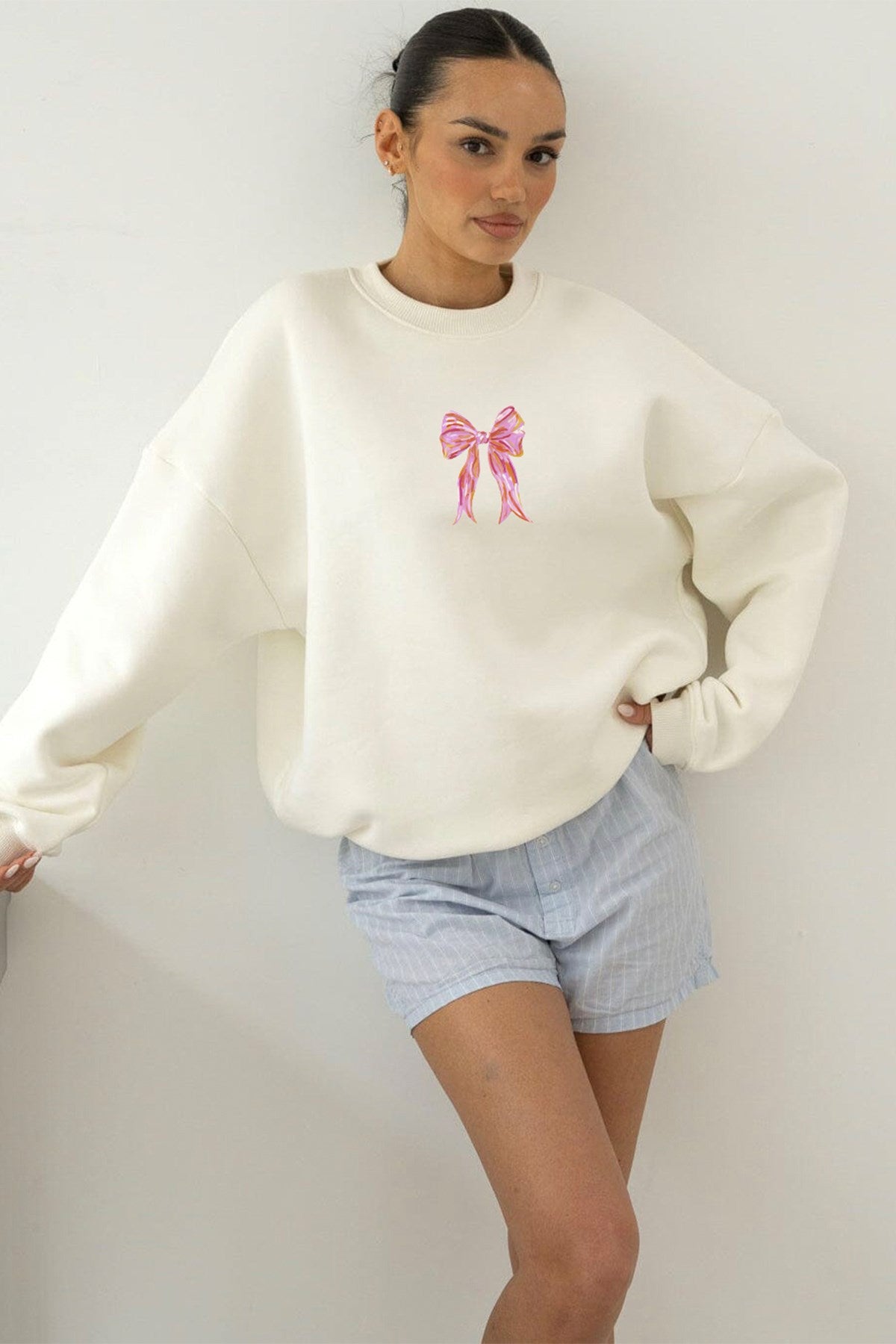 Kadın Oversize Sweatshirt Pembe Kurdele Baskılı Beyaz – Bisiklet Yaka, 3 İplik Şardonlu Polar