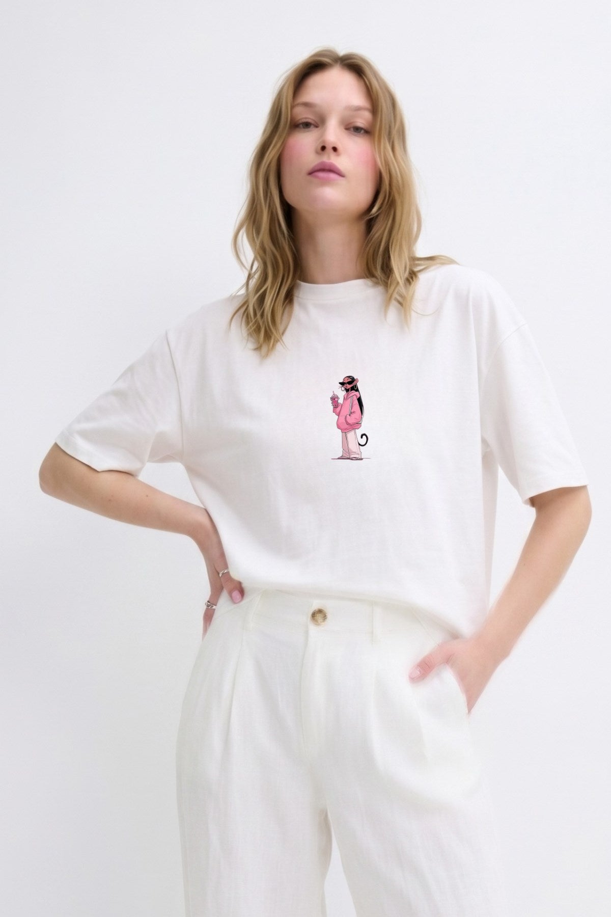 Kadın Oversize Tişört Pink Kitty Club Baskılı Beyaz – Bisiklet Yaka, Rahat Kalıp, %100 Pamuk