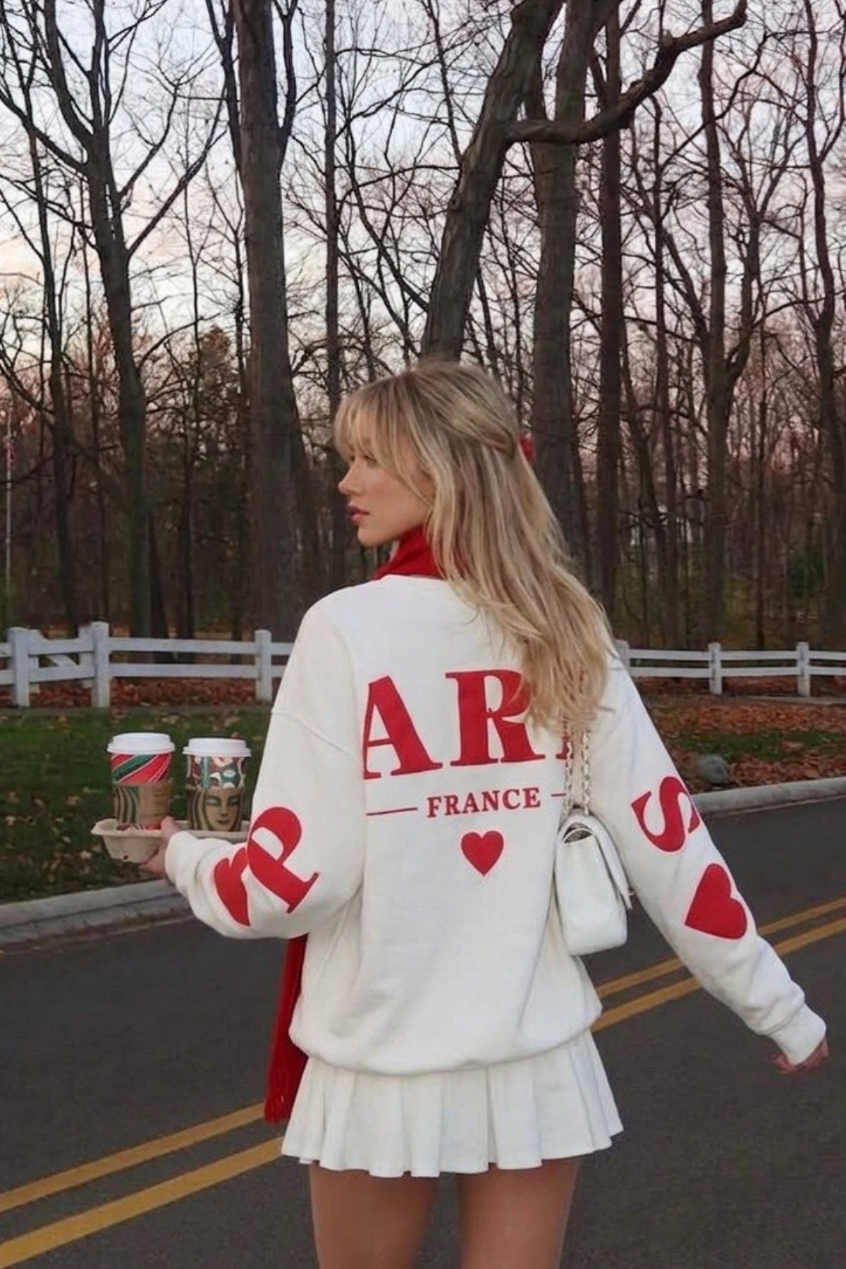 Kadın Oversize Sweatshirt Paris 3D Baskılı Beyaz – Bisiklet Yaka, Kol ve Sırt Baskılı, 3 İplik