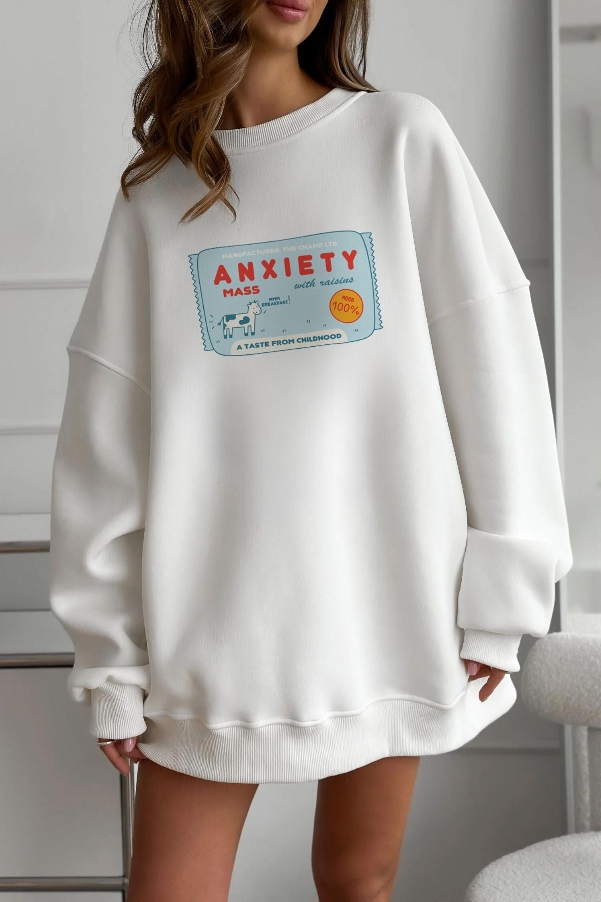 Kadın Oversize Sweatshirt Elbise Anxiety Bar Baskılı Beyaz – Bisiklet Yaka, 3 İplik Şardonlu Polar
