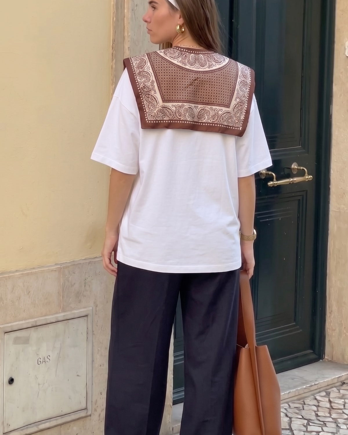 Kadın Oversize Tişört Parisian Siena Şal Yaka Aksesuarlı Beyaz – Rahat Kalıp, %100 Pamuk