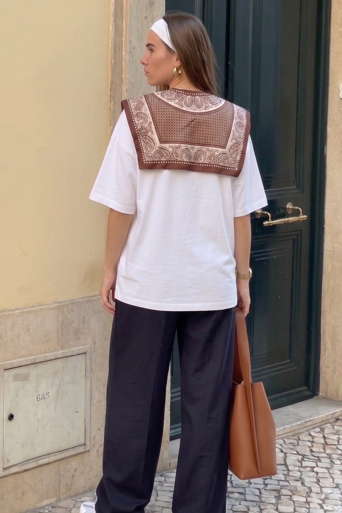 Kadın Oversize Tişört Parisian Siena Şal Yaka Aksesuarlı Beyaz – Rahat Kalıp, %100 Pamuk