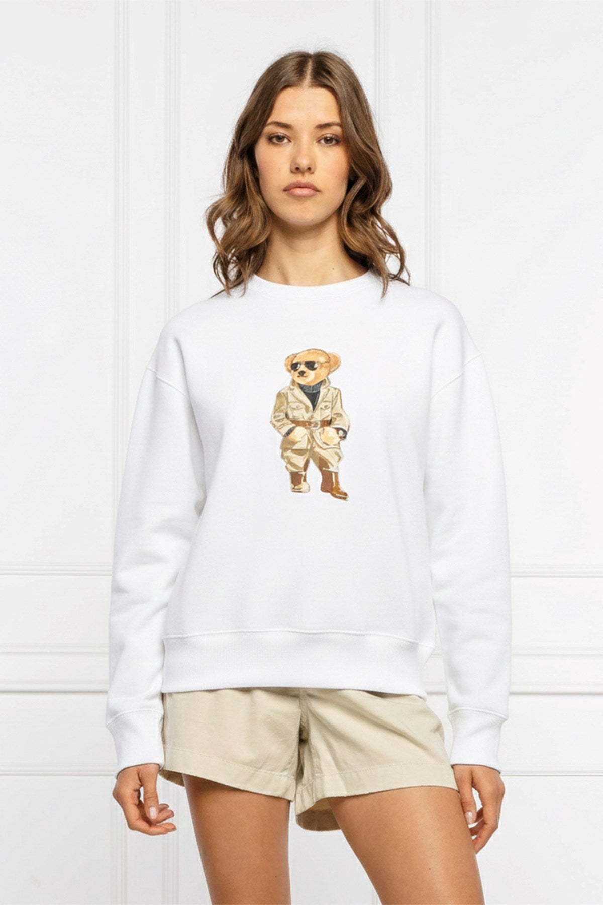Kadın Oversize Sweatshirt Trench Bear Baskılı Beyaz – Bisiklet Yaka, 3 İplik Şardonlu
