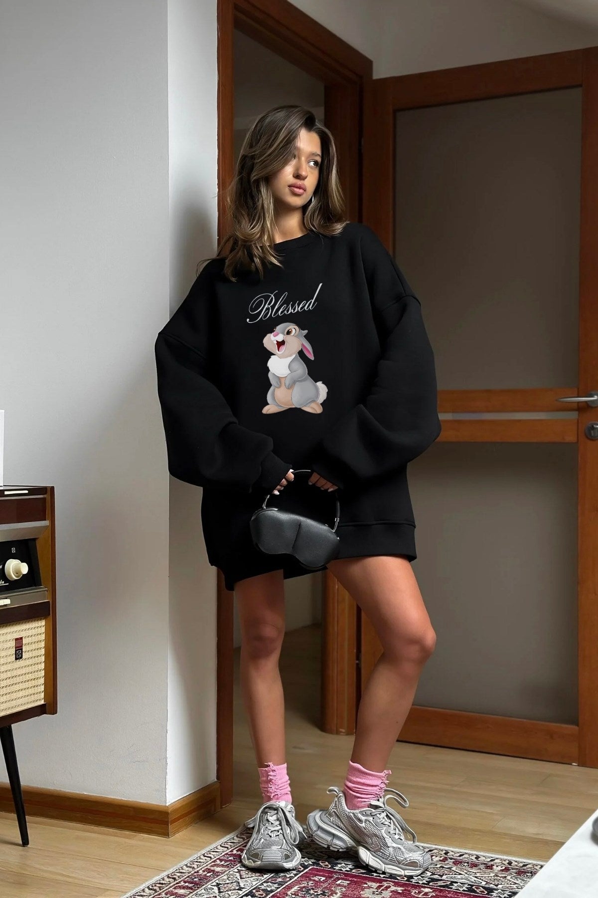 Kadın Oversize Sweatshirt Elbise Blessed Bunny Baskılı Siyah – Bisiklet Yaka, 3 İplik Şardonlu Polar