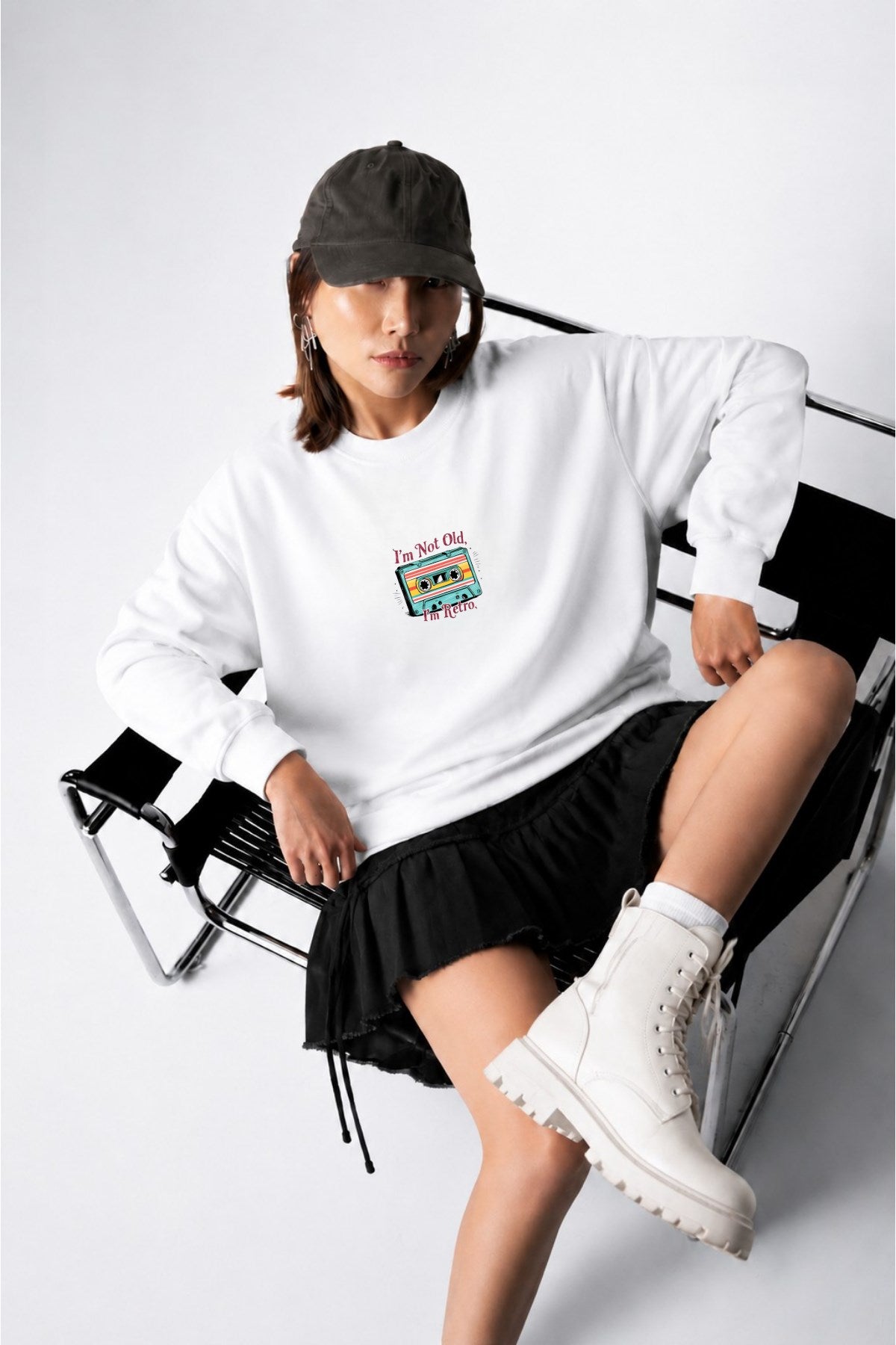 Kadın Oversize Sweatshirt Retro Kaset Baskılı Beyaz – Bisiklet Yaka, 3 İplik Şardonlu Polar