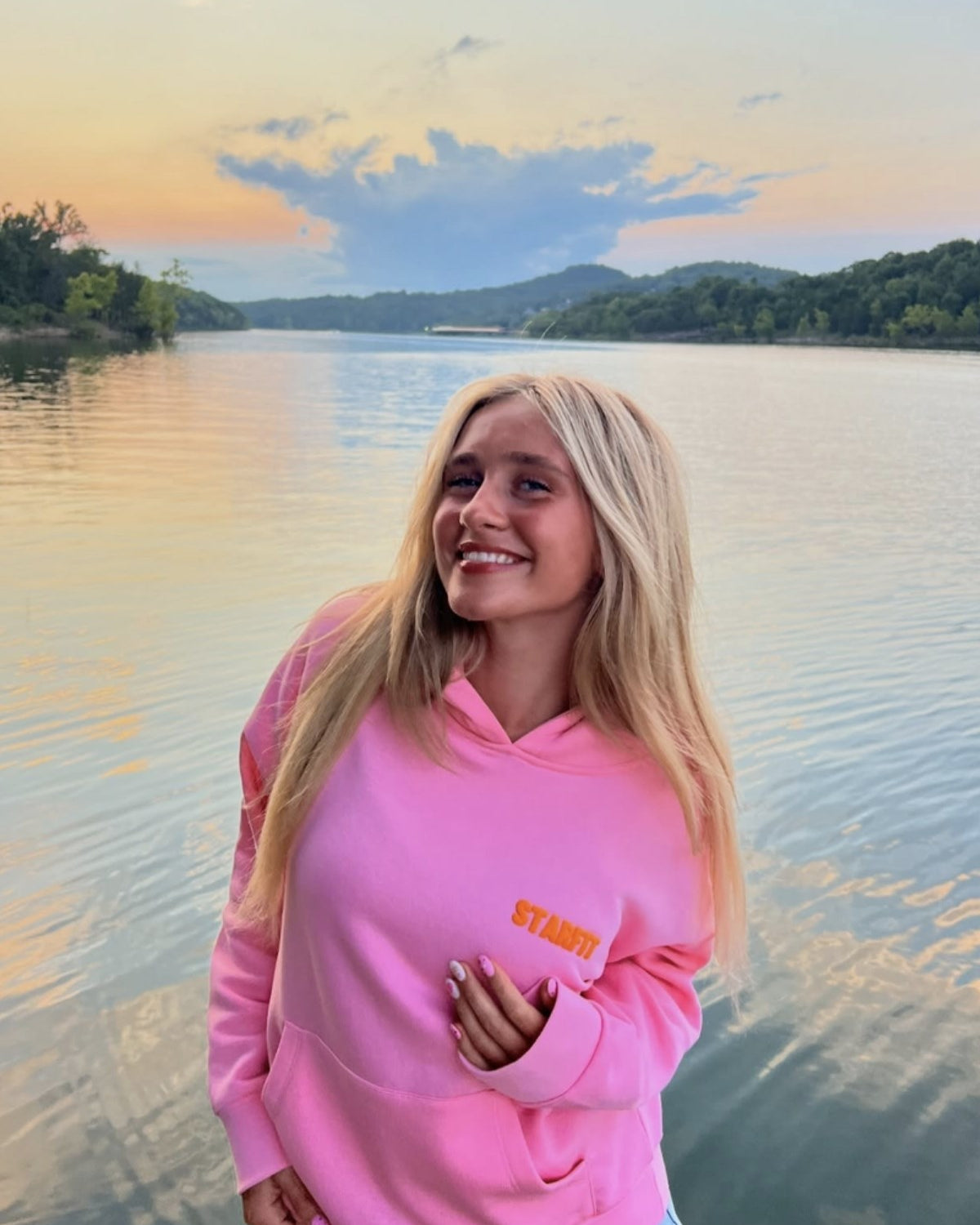 Pembe Oversize Hoodie Pembe – 3 İplik Şardonlu, Kapüşonlu Kanguru Cepli, Sırt Tam Portakal Baskı