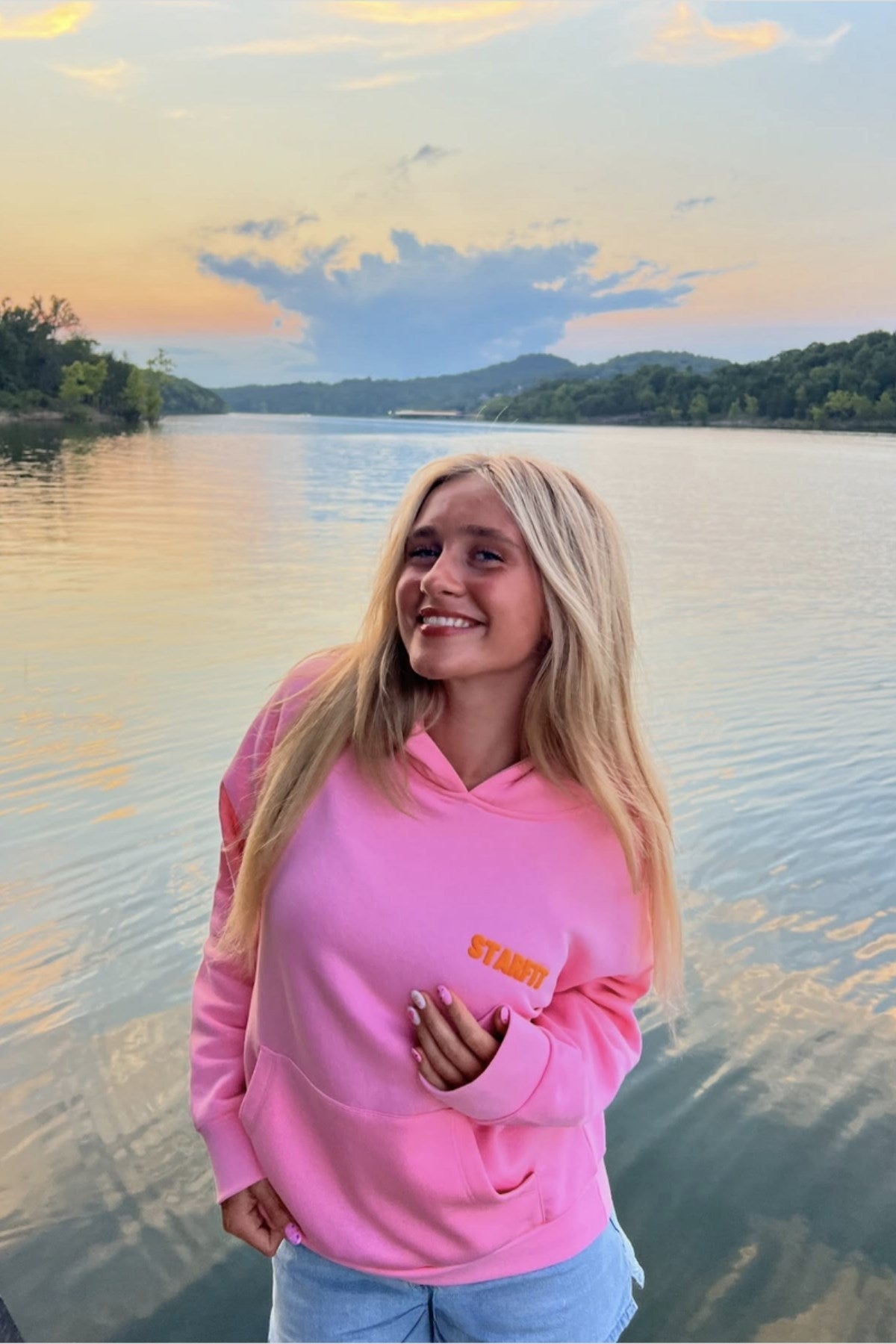 Pembe Oversize Hoodie Pembe – 3 İplik Şardonlu, Kapüşonlu Kanguru Cepli, Sırt Tam Portakal Baskı
